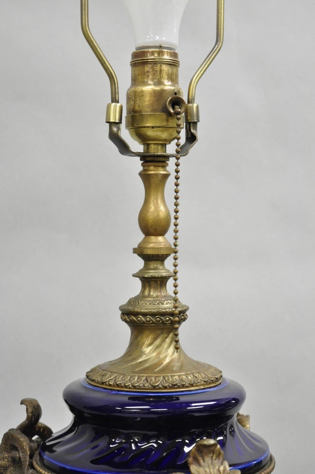 XX secolo Lampada da tavolo in porcellana blu cobalto francese impero neoclassica con testa di ariete in vendita