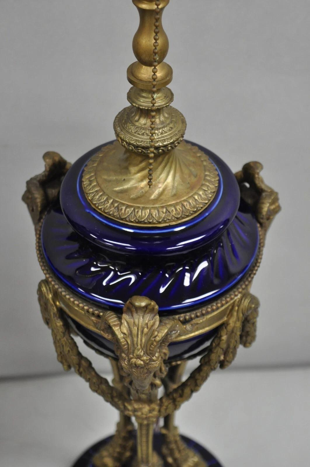 Bronzo Lampada da tavolo in porcellana blu cobalto francese impero neoclassica con testa di ariete in vendita