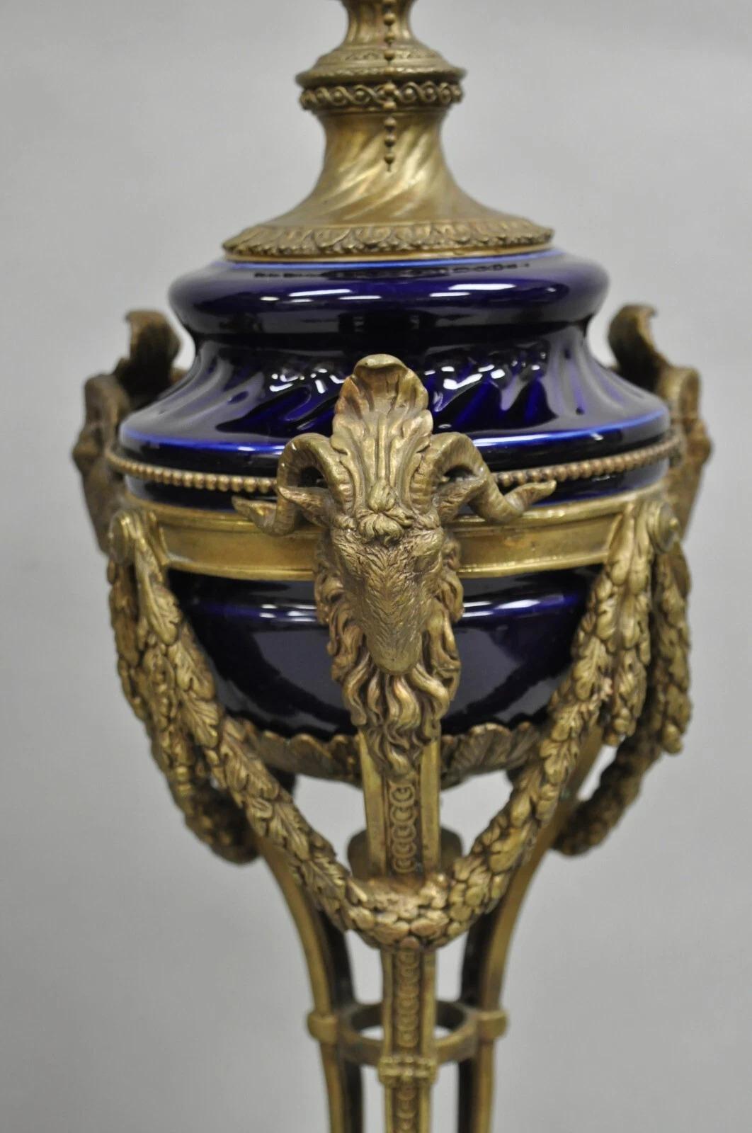 Lampada da tavolo in porcellana blu cobalto francese impero neoclassica con testa di ariete in vendita 1
