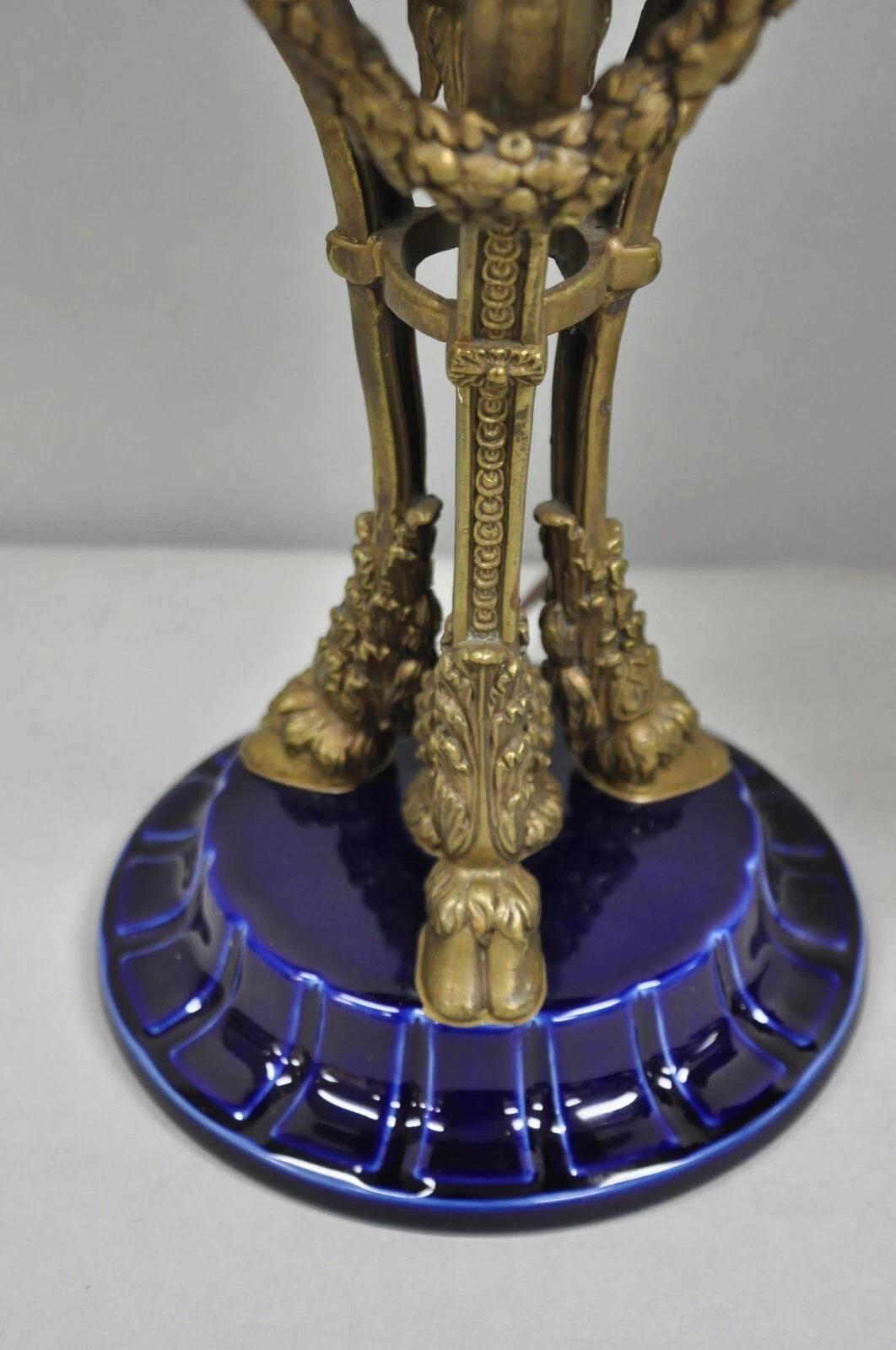 Lampada da tavolo in porcellana blu cobalto francese impero neoclassica con testa di ariete in vendita 2