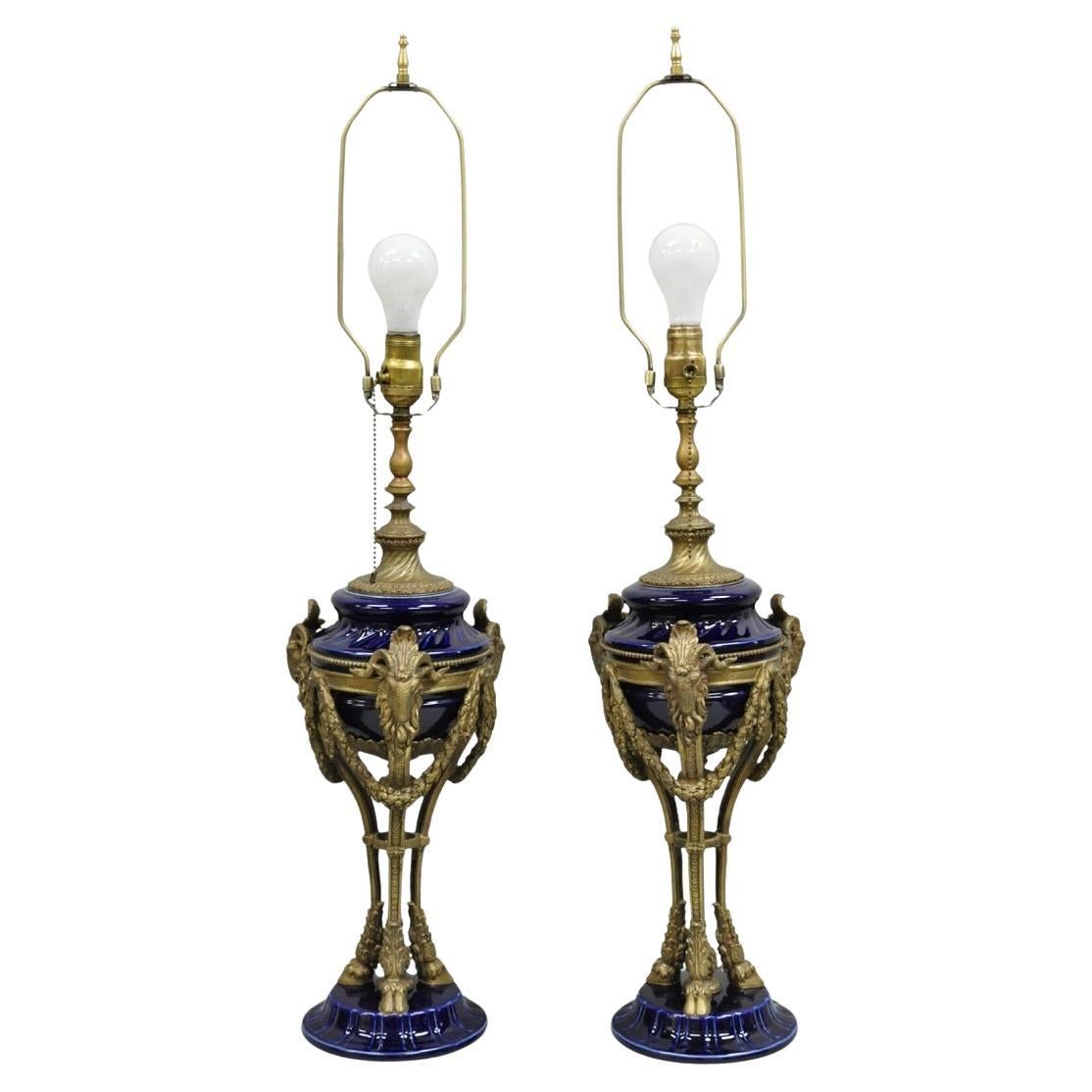 Lampada da tavolo in porcellana blu cobalto francese impero neoclassica con testa di ariete in vendita