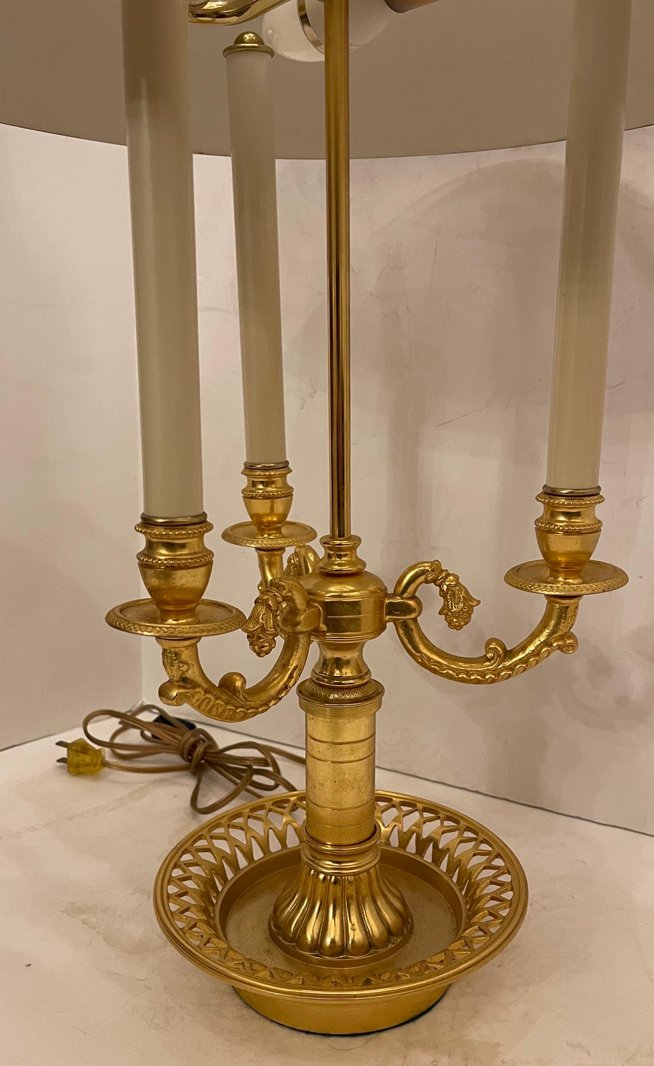 Drei Kandelaber Bouillotte-Lampe, französisches Empire, neoklassizistische Bronze, Tole-Schirm (Vergoldet) im Angebot