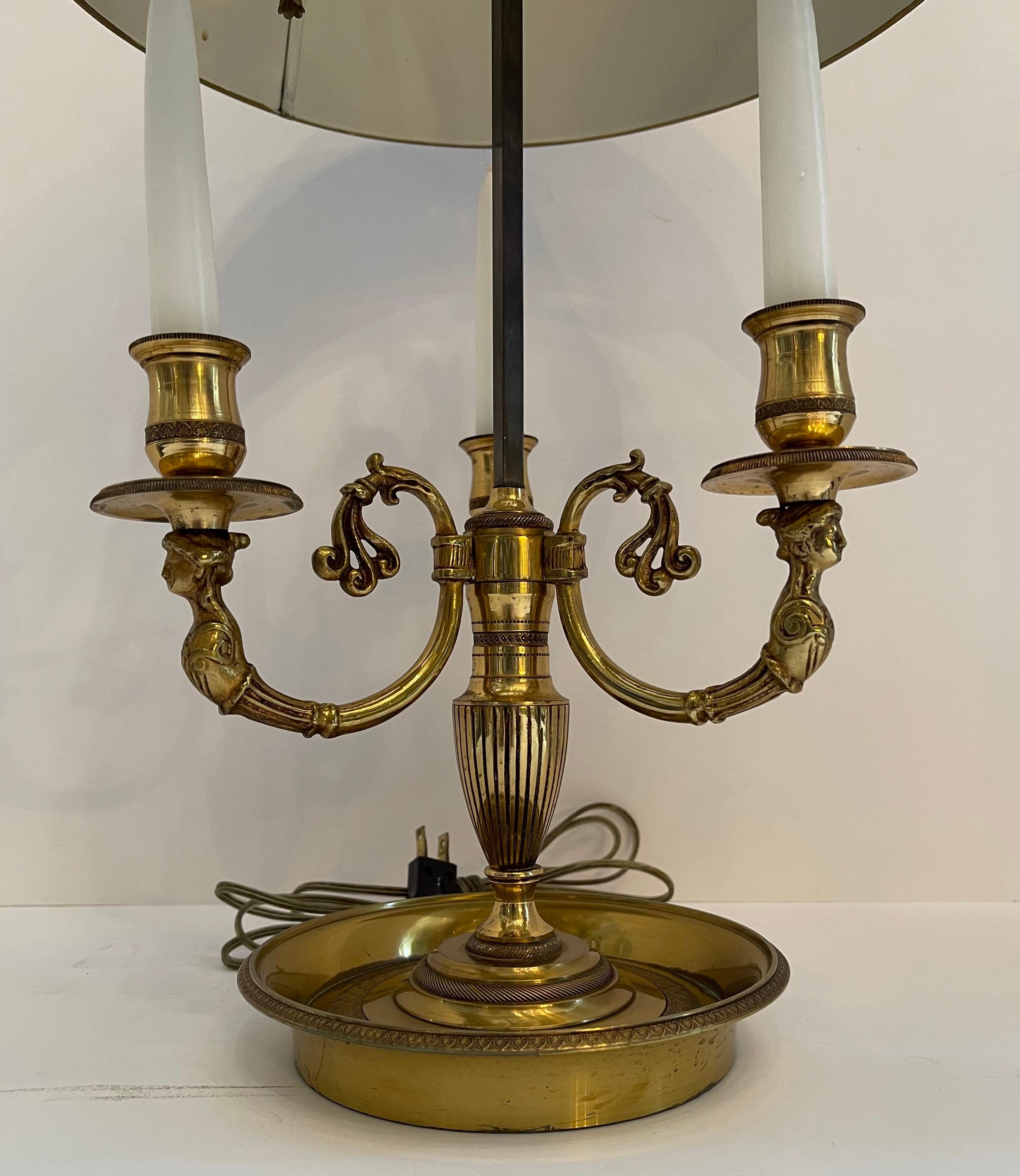 Lampada a tre candelabri Bouillotte in bronzo neoclassico dell'Impero francese con paralume in tole In condizioni buone in vendita a Roslyn, NY