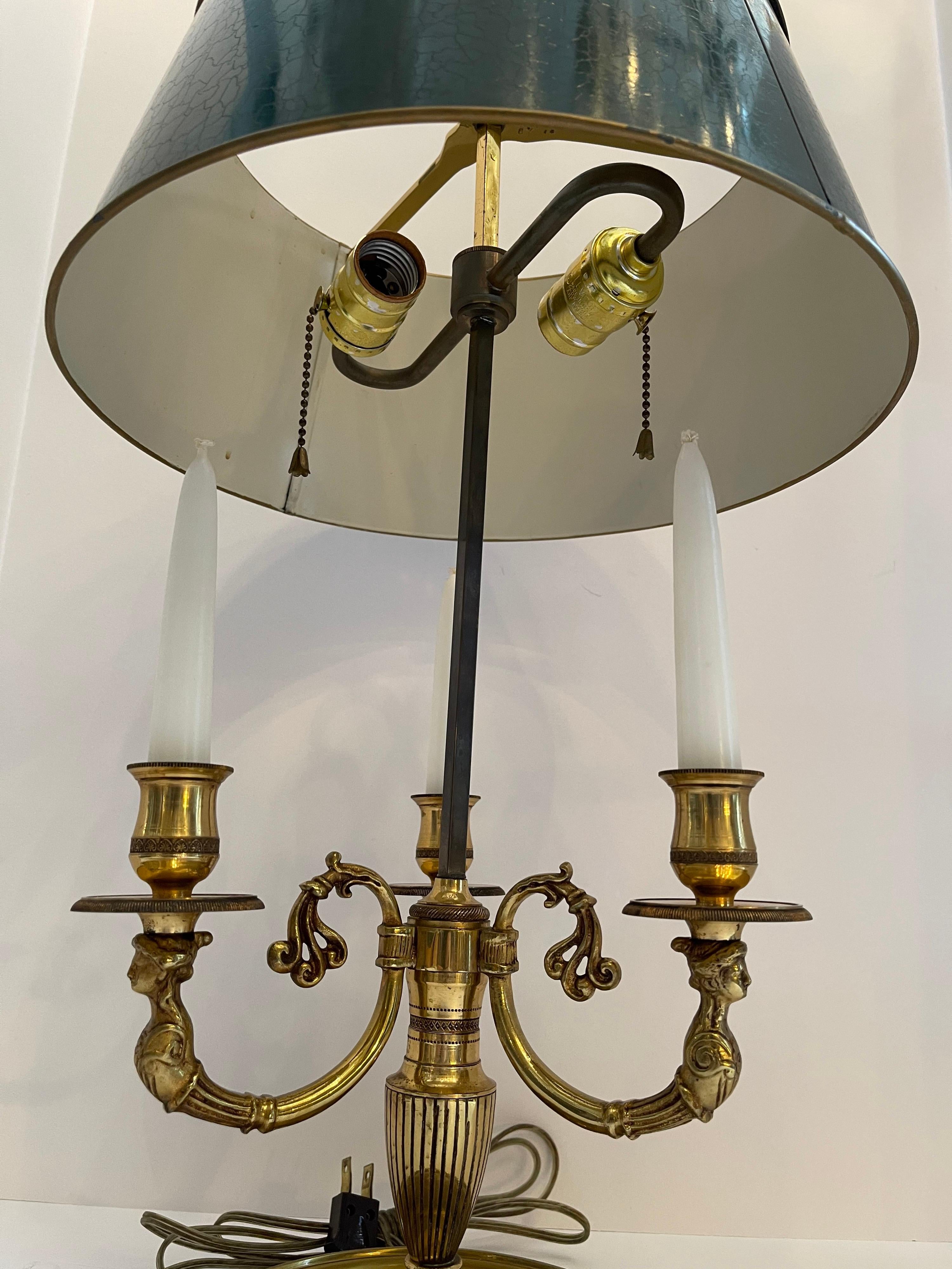 Français Lampe bouillotte en bronze de style Empire français néoclassique avec trois candélabres et abat-jour en tôle en vente