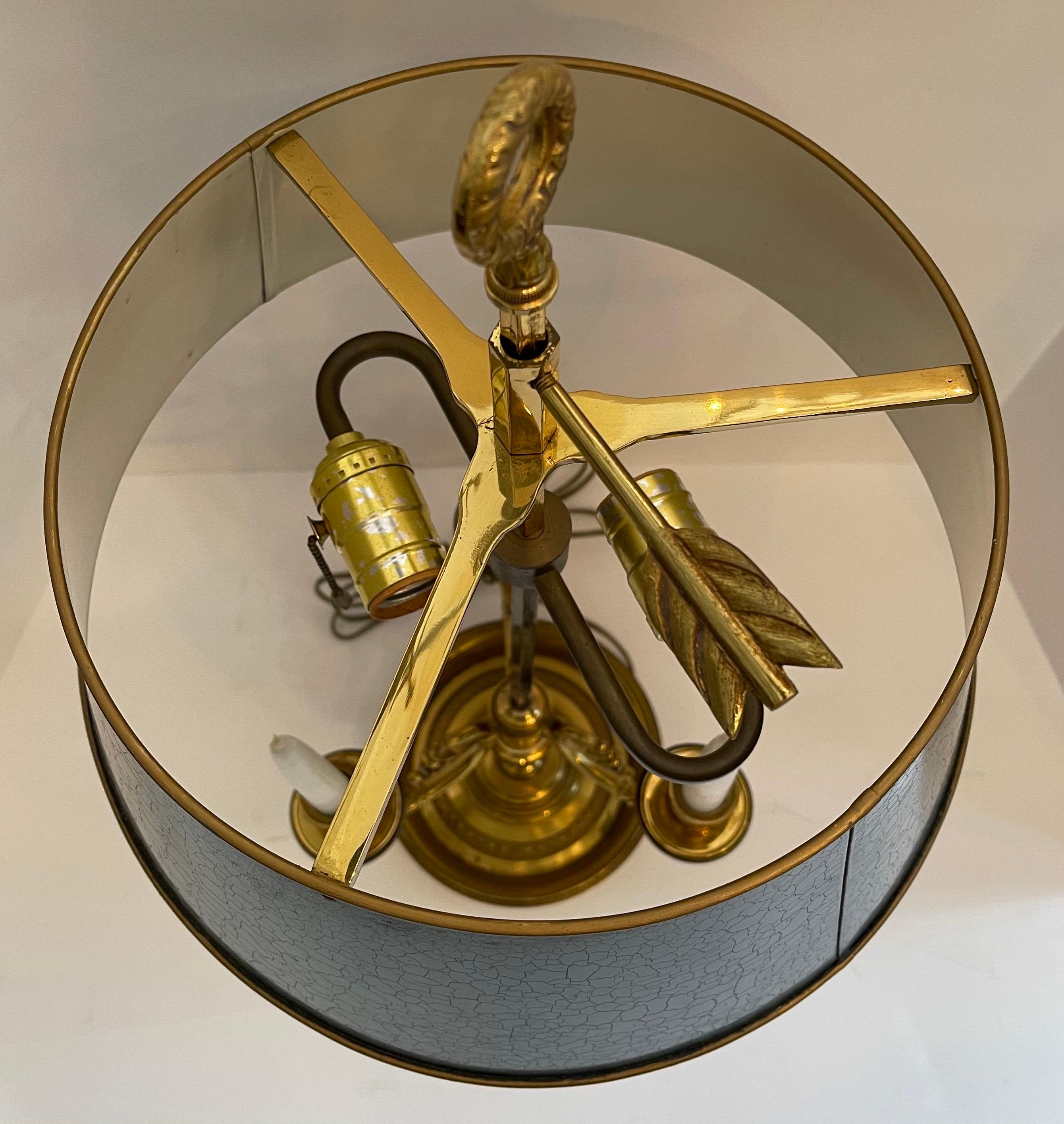 Lampe bouillotte en bronze de style Empire français néoclassique avec trois candélabres et abat-jour en tôle Bon état - En vente à Roslyn, NY