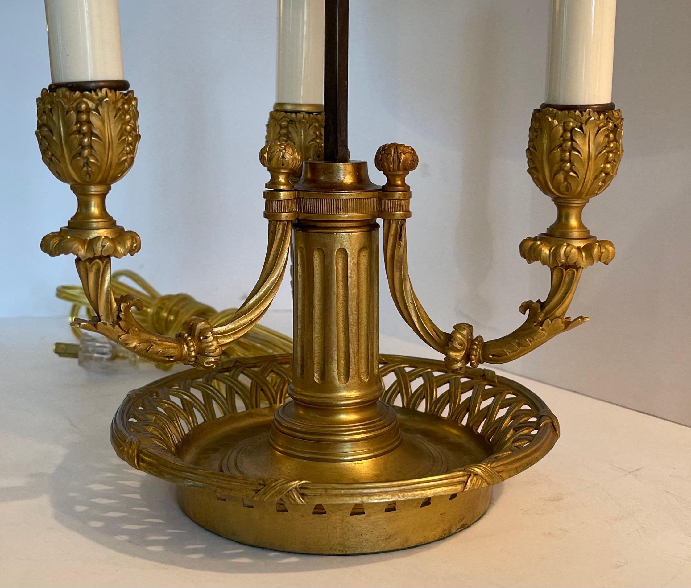 Français Lampe bouillotte en bronze de style Empire français néoclassique avec trois candélabres et abat-jour en soie en vente