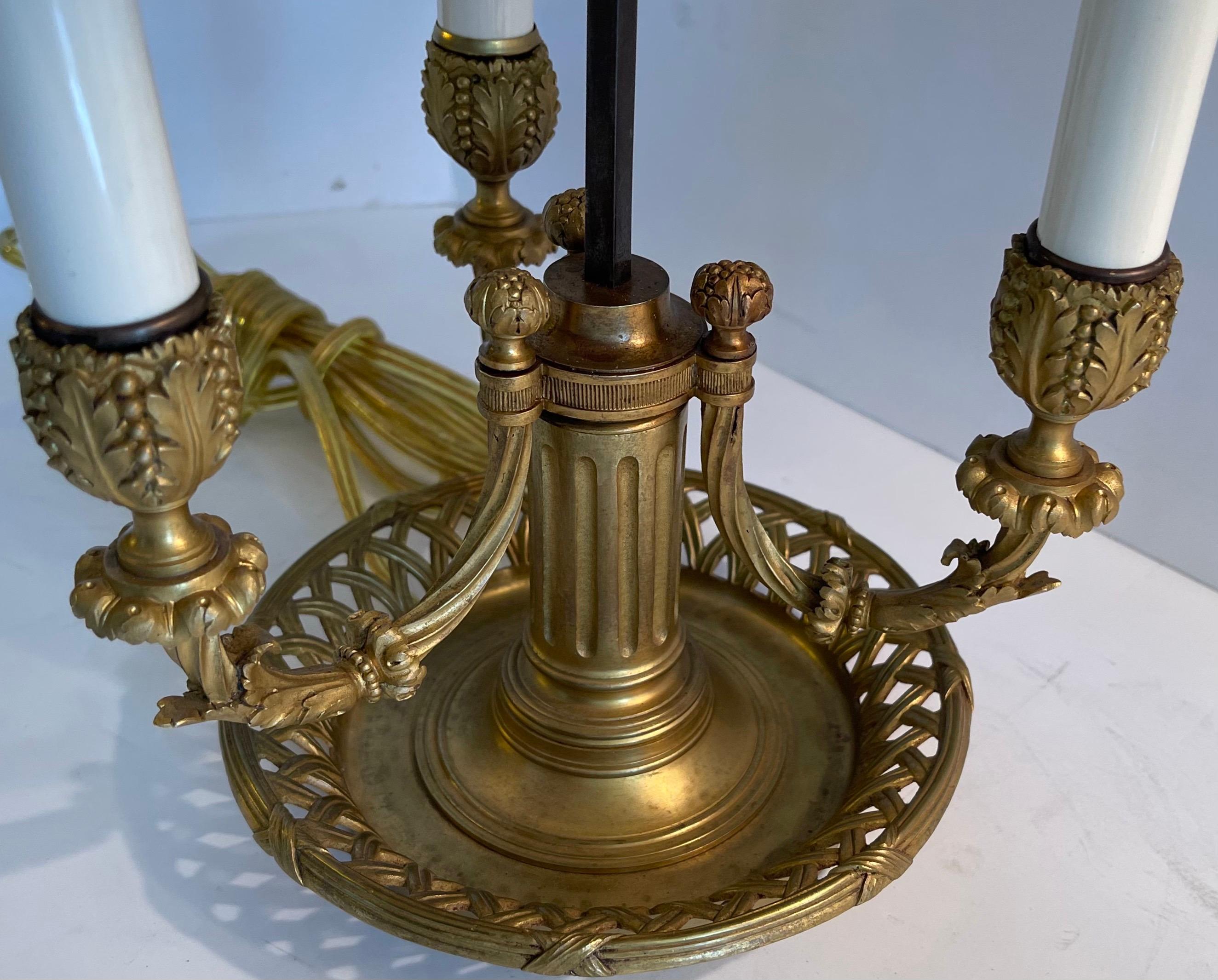 Doré Lampe bouillotte en bronze de style Empire français néoclassique avec trois candélabres et abat-jour en soie en vente