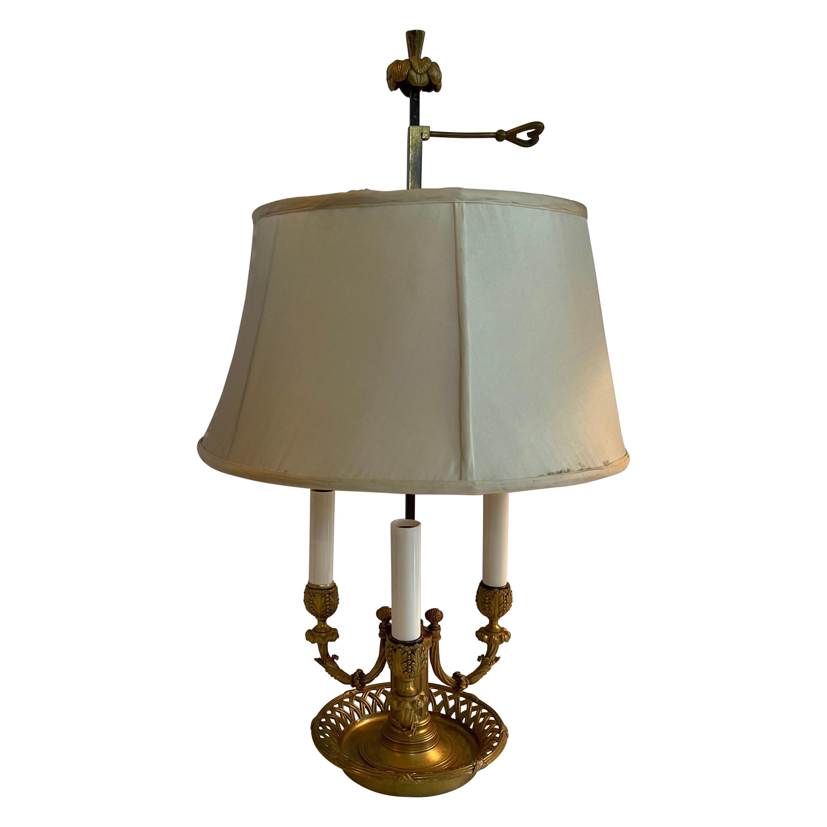 Lampada neoclassica impero francese in bronzo a tre candelabri Bouillotte con paralume in seta