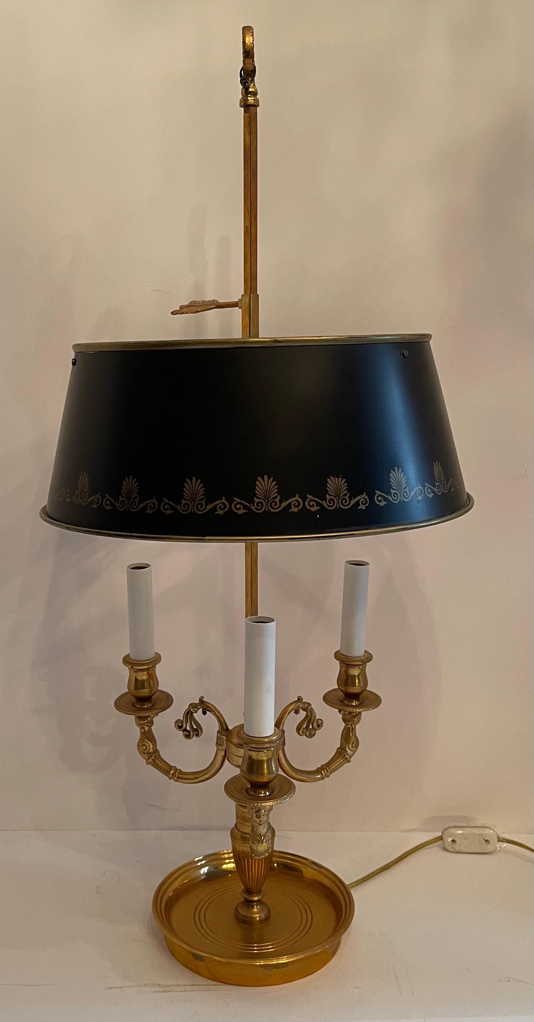 Une lampe Bouillotte Empire / néoclassique en bronze à trois candélabres avec abat-jour en tôle
Maintien de l'étiquette 