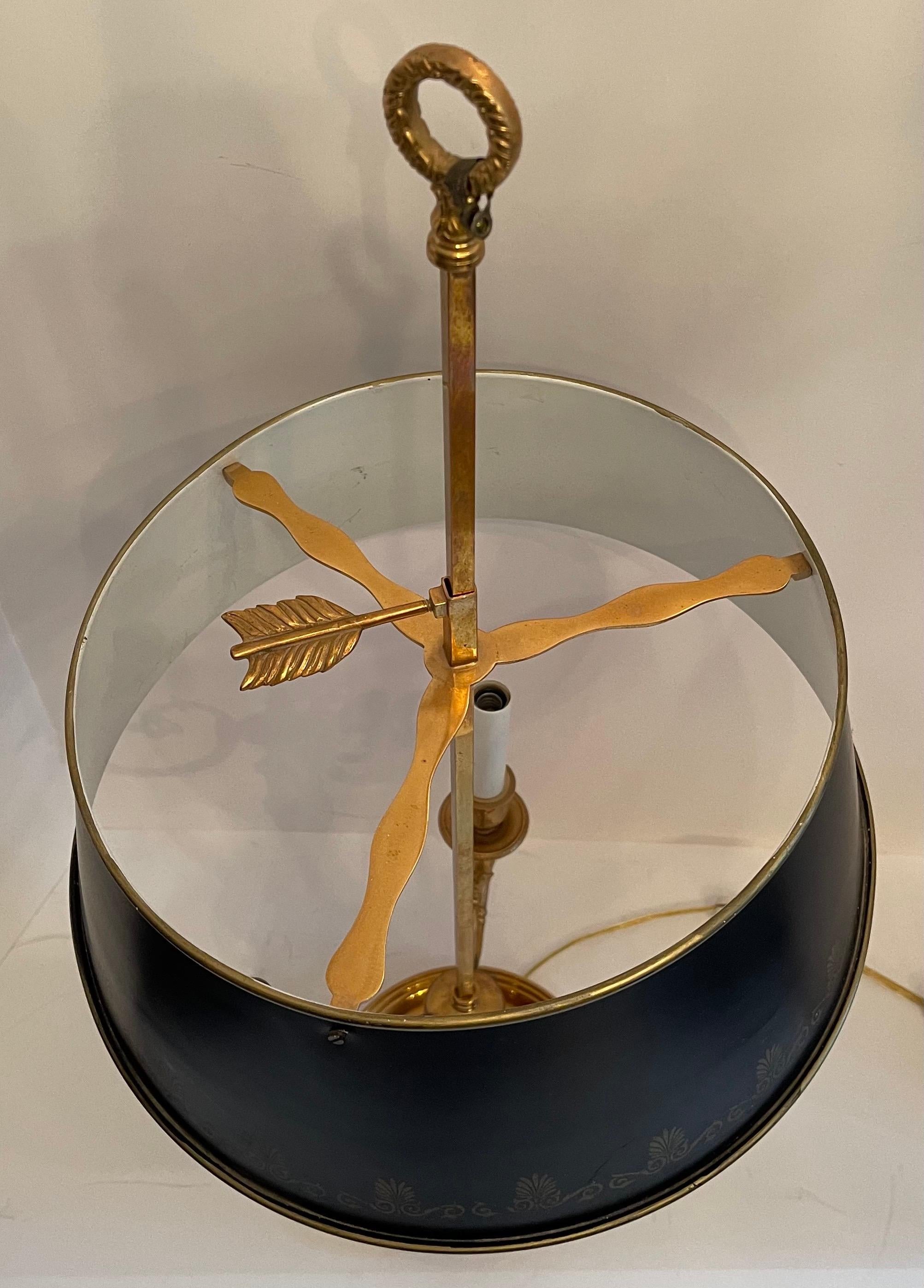 italien Lampe bouillotte en bronze de style Empire français néoclassique avec trois candélabres et abat-jour en tôle en vente