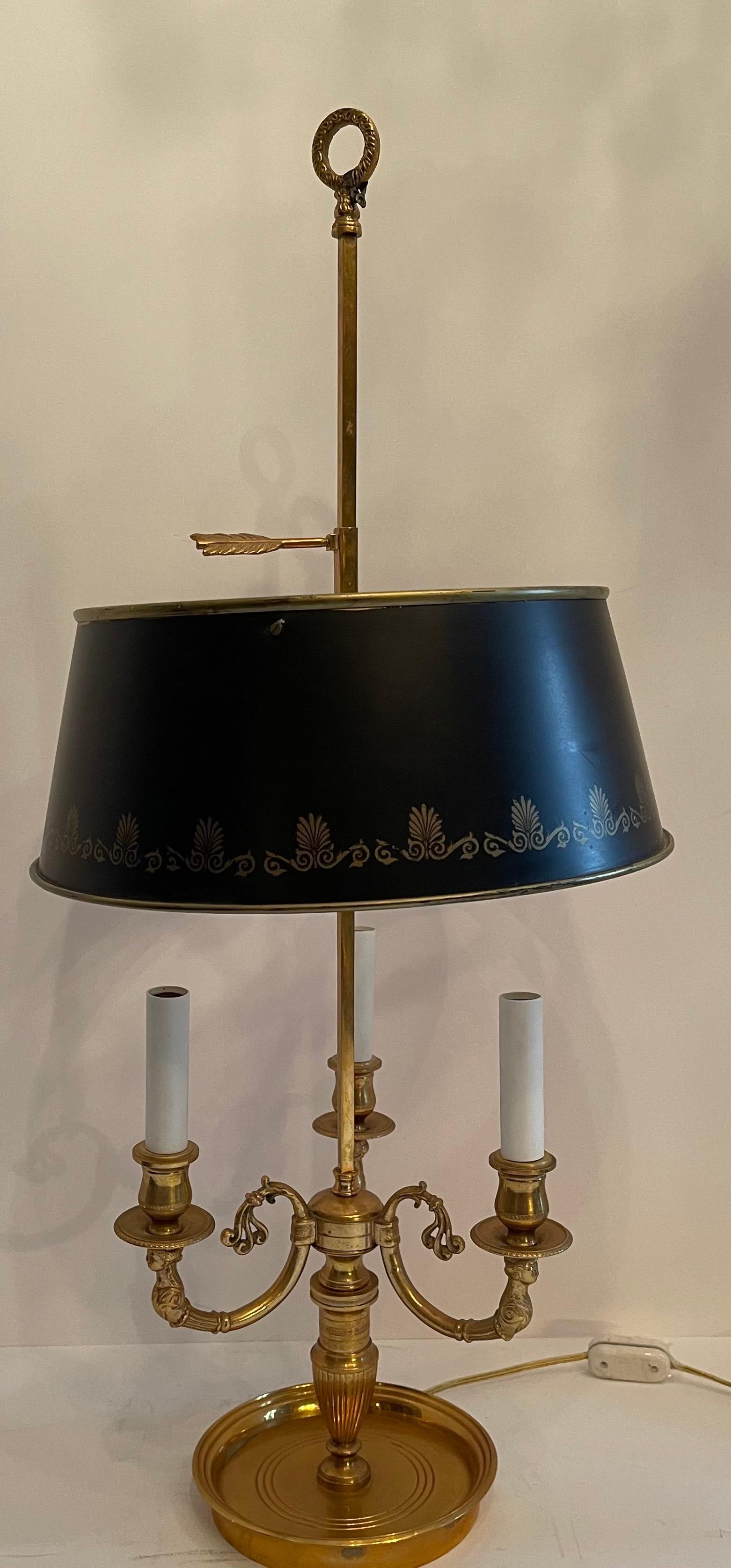 Doré Lampe bouillotte en bronze de style Empire français néoclassique avec trois candélabres et abat-jour en tôle en vente