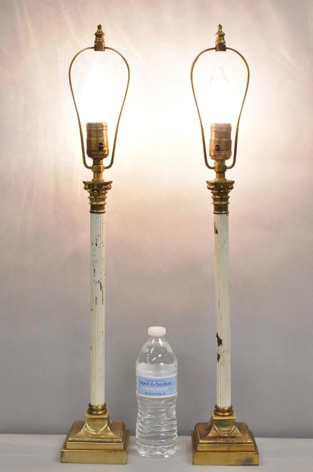 Lampade da tavolo a colonna con candelieri sottili in ottone in stile impero francese vintage - una coppia. Circa all'inizio del XX secolo. Misure: 26