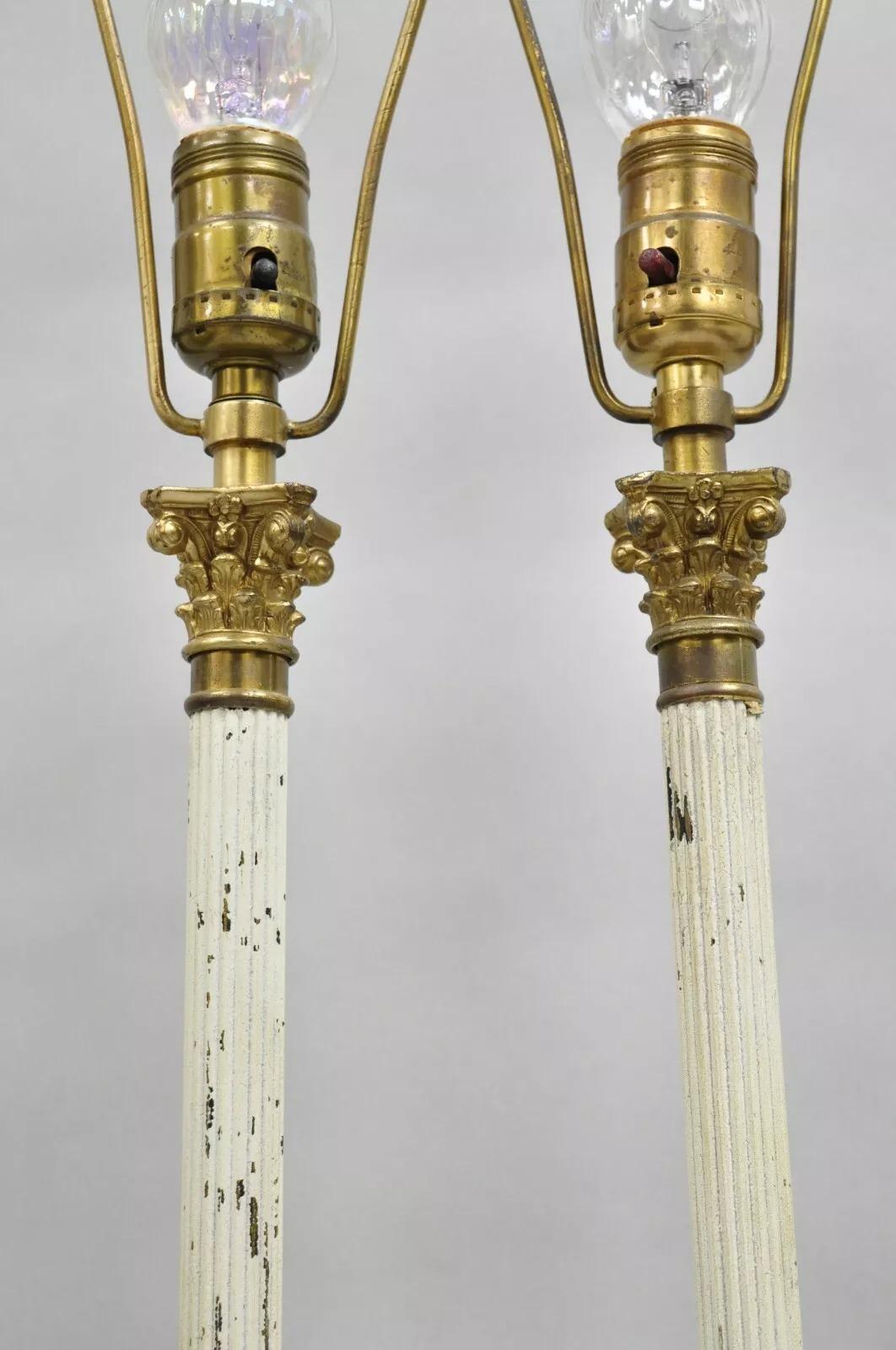 Stile impero Lampada da tavolo a colonna con candeliere sottile in ottone dell'Impero francese Neoclassico, una coppia in vendita
