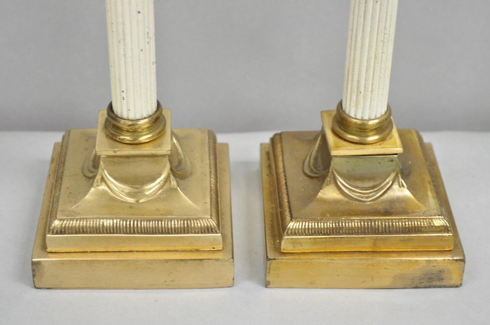 Sconosciuto Lampada da tavolo a colonna con candeliere sottile in ottone dell'Impero francese Neoclassico, una coppia in vendita