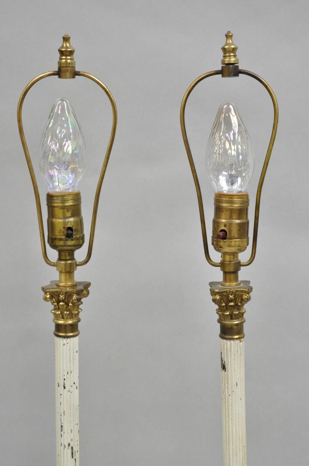Lampada da tavolo a colonna con candeliere sottile in ottone dell'Impero francese Neoclassico, una coppia In condizioni buone in vendita a Philadelphia, PA