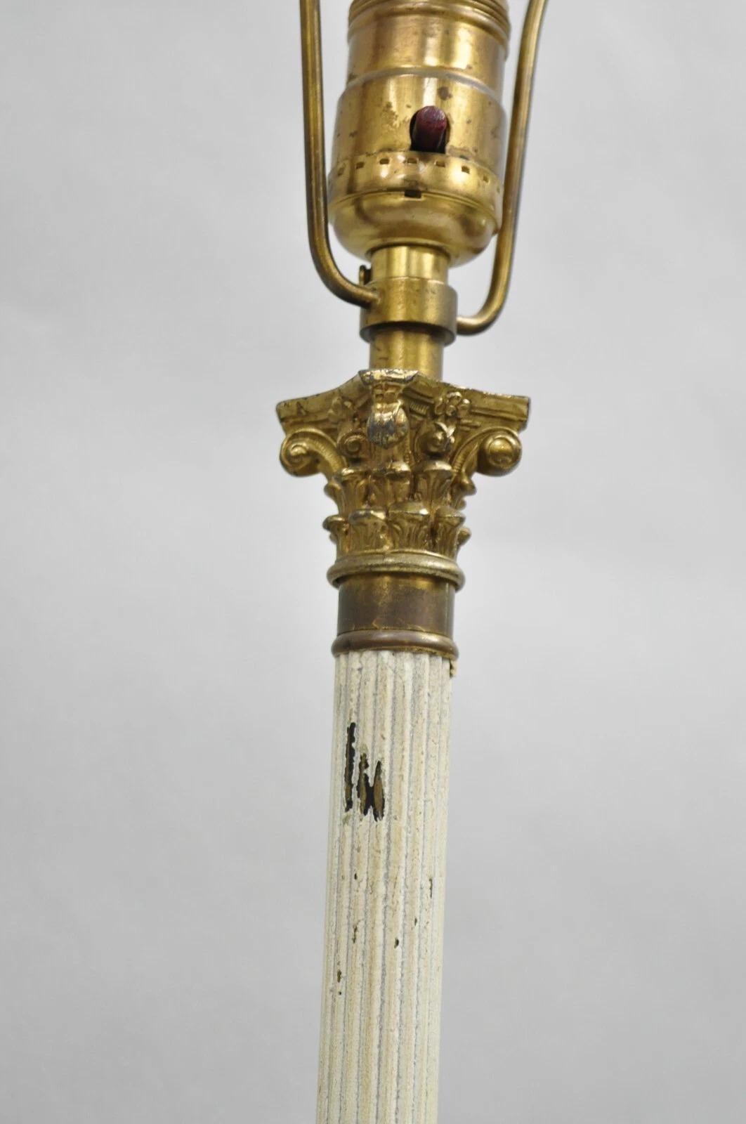 XX secolo Lampada da tavolo a colonna con candeliere sottile in ottone dell'Impero francese Neoclassico, una coppia in vendita