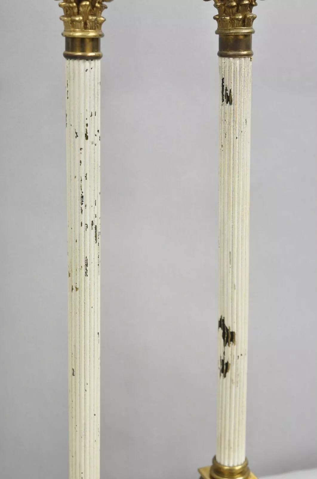 Ottone Lampada da tavolo a colonna con candeliere sottile in ottone dell'Impero francese Neoclassico, una coppia in vendita
