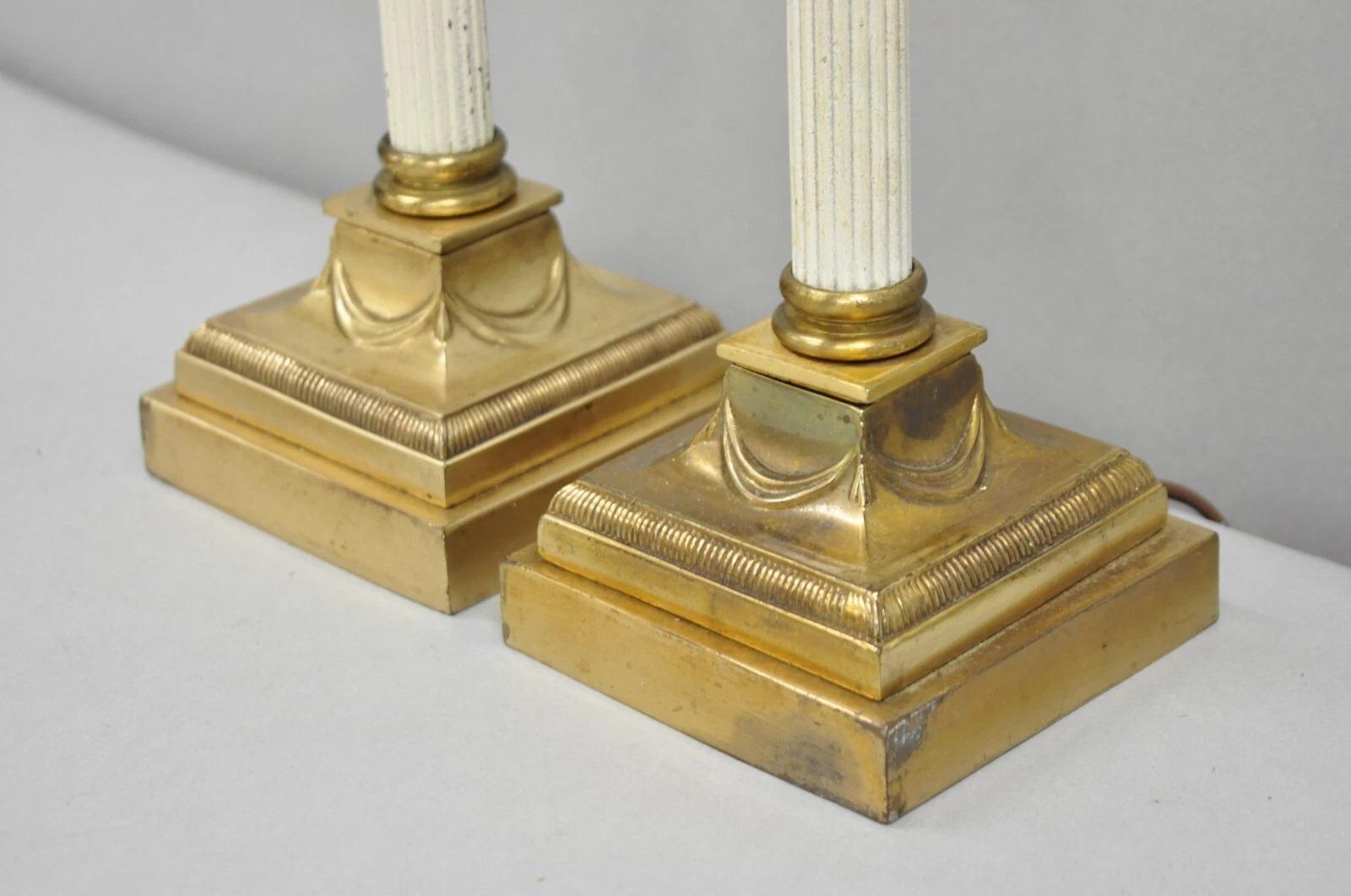 Lampada da tavolo a colonna con candeliere sottile in ottone dell'Impero francese Neoclassico, una coppia in vendita 1