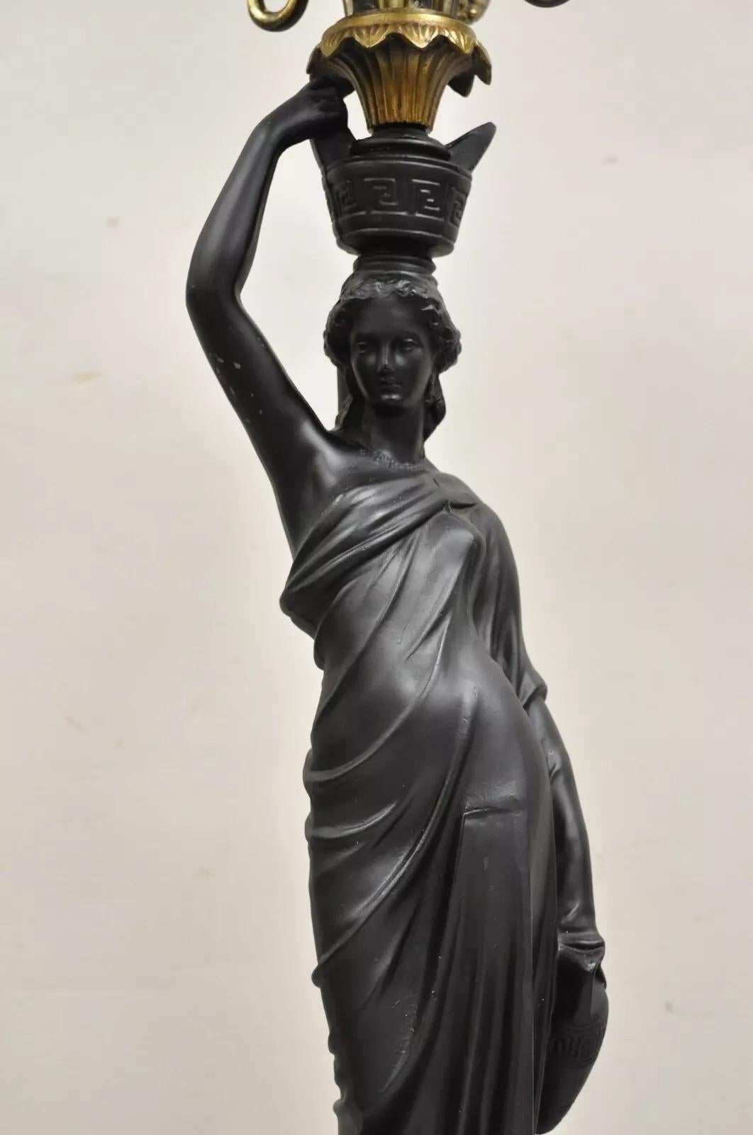 Lampade da tavolo a candelabro con figure di fanciulle in stile neoclassico impero francese - una coppia in vendita 4