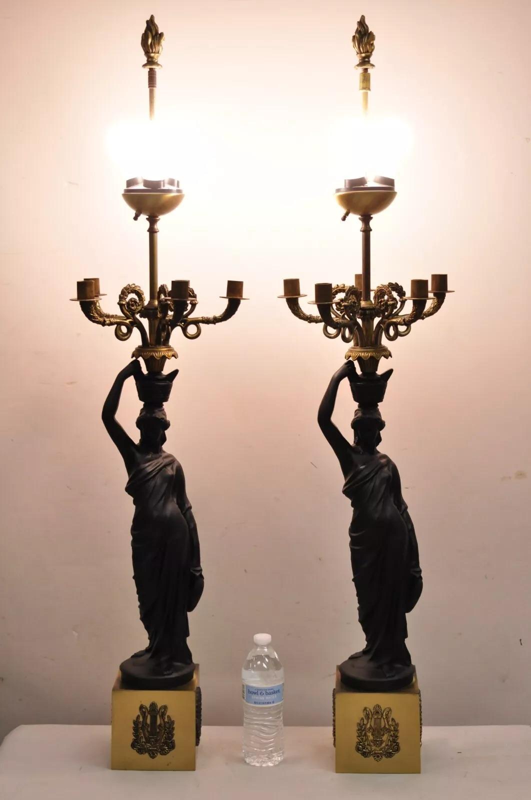 Lampade da tavolo a candelabro figurato in stile impero francese vintage - una coppia. Le lampade presentano finali a fiamma, 6 bracci a candela, figure femminili in metallo patinato nero con brocca d'acqua in mano e basi in ottone con disegni a