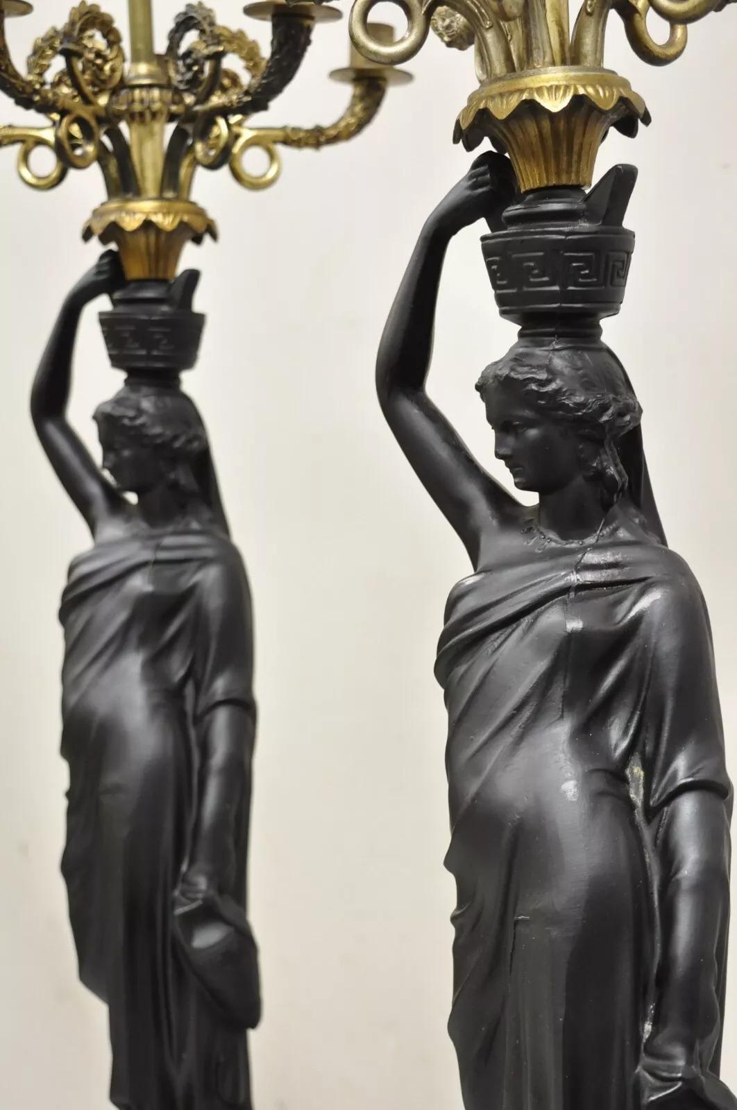Stile impero Lampade da tavolo a candelabro con figure di fanciulle in stile neoclassico impero francese - una coppia in vendita