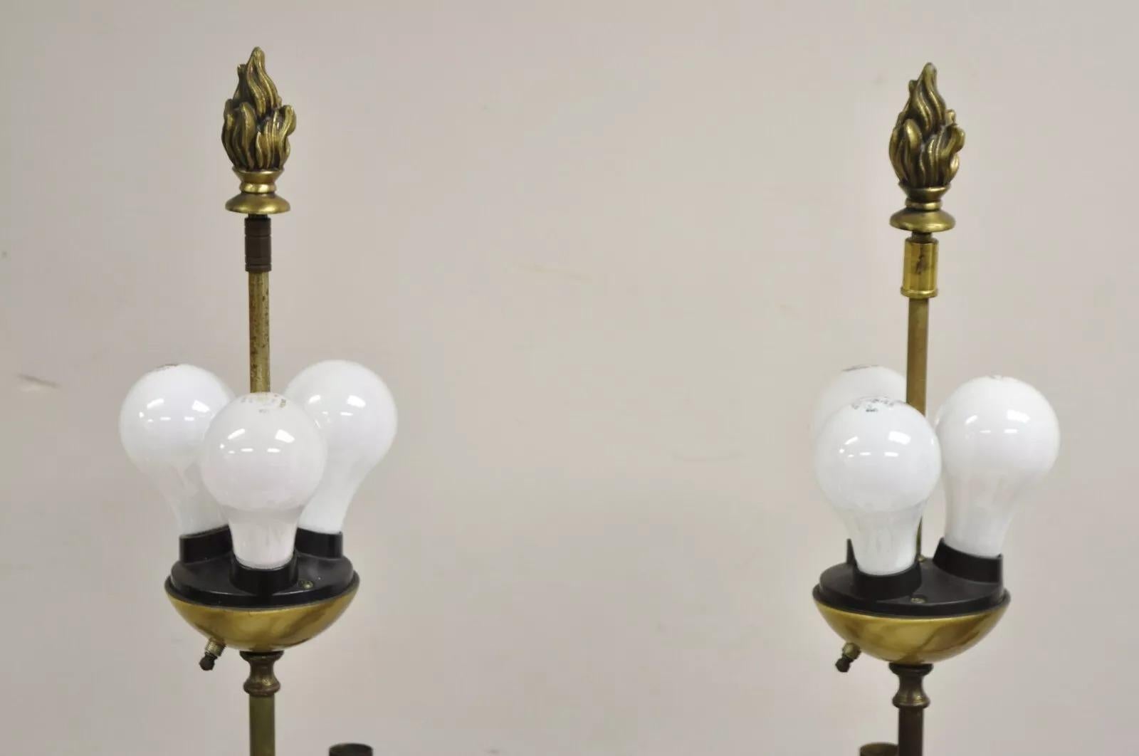 XX secolo Lampade da tavolo a candelabro con figure di fanciulle in stile neoclassico impero francese - una coppia in vendita