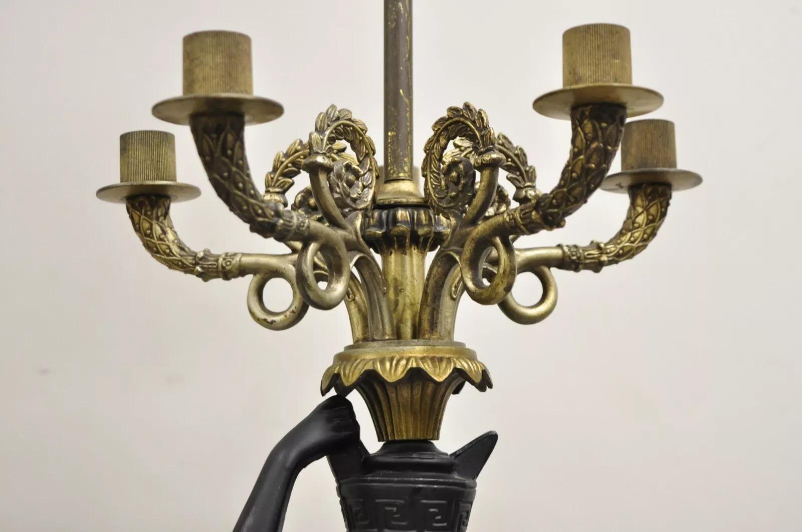 Metallo Lampade da tavolo a candelabro con figure di fanciulle in stile neoclassico impero francese - una coppia in vendita