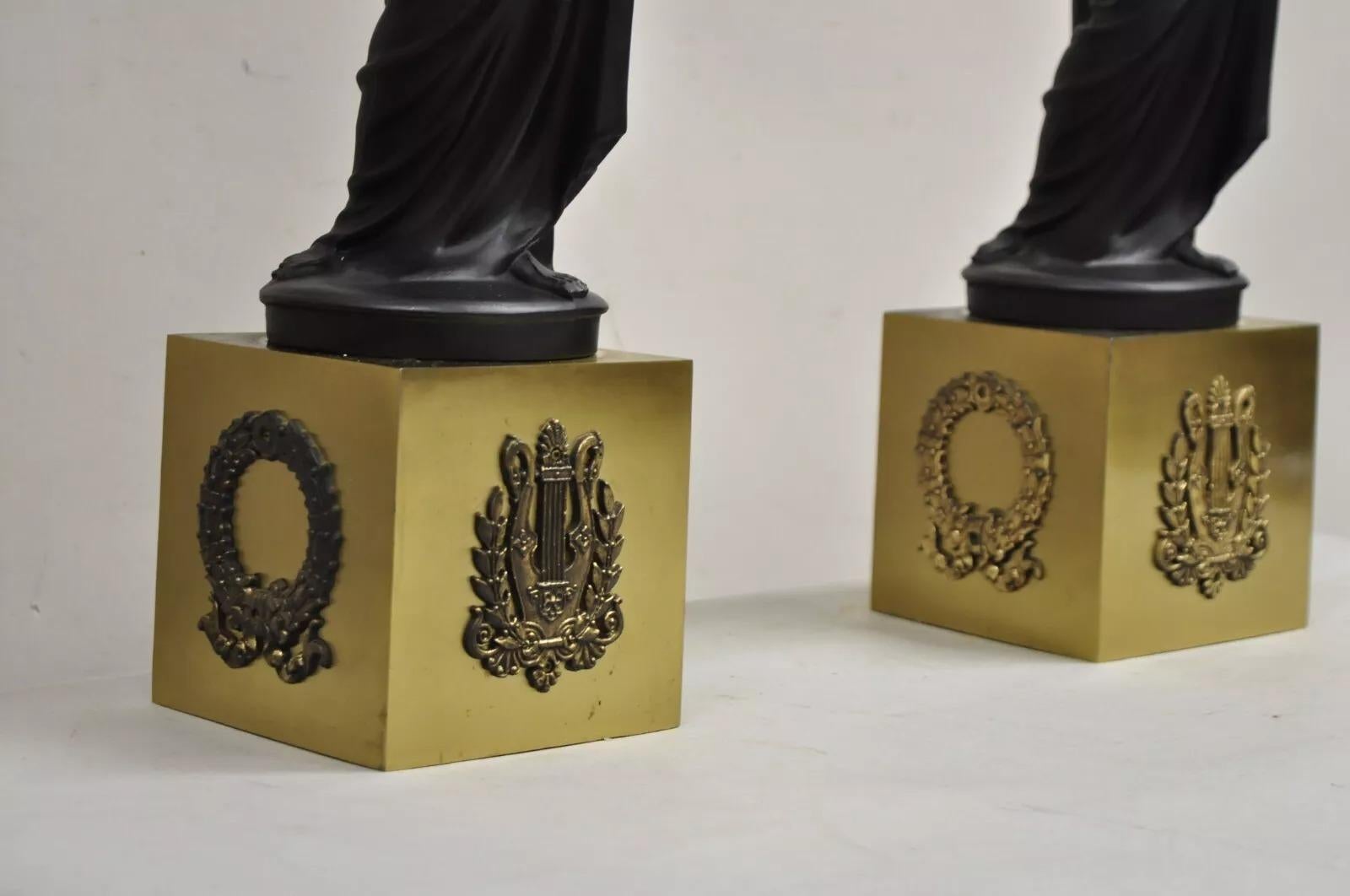Lampade da tavolo a candelabro con figure di fanciulle in stile neoclassico impero francese - una coppia in vendita 1