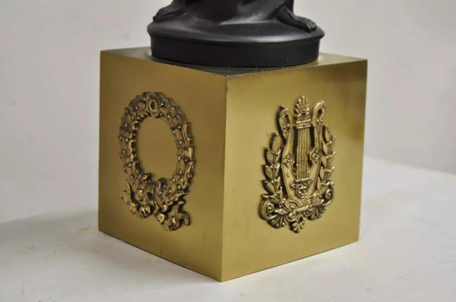 Lampade da tavolo a candelabro con figure di fanciulle in stile neoclassico impero francese - una coppia in vendita 2