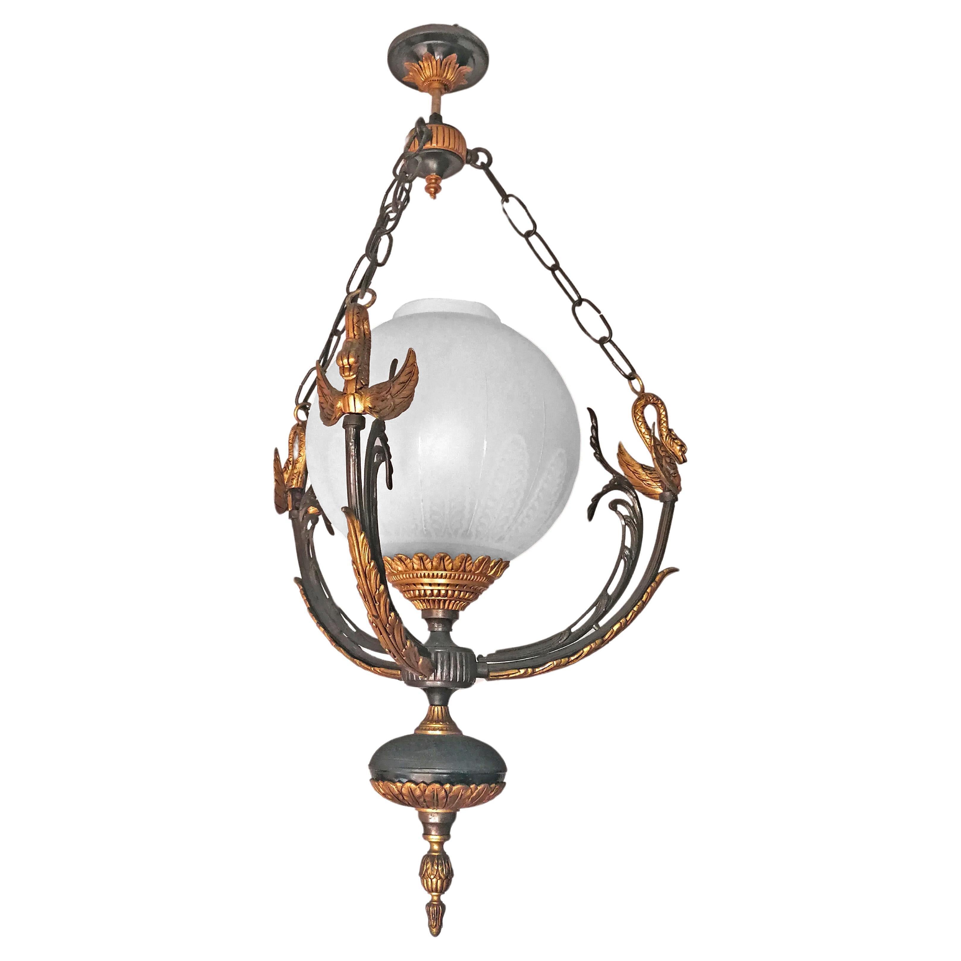 Spettacolare lampadario a cigno neoclassico dell'Impero francese in bronzo massiccio patinato e dorato
Dimensioni
Altezza 33,47 pollici (85 cm)
Diametro 19,69 pollici (50 cm)
Paralume in vetro grande, 25 cm (10 pollici)
Una presa in porcellana E
