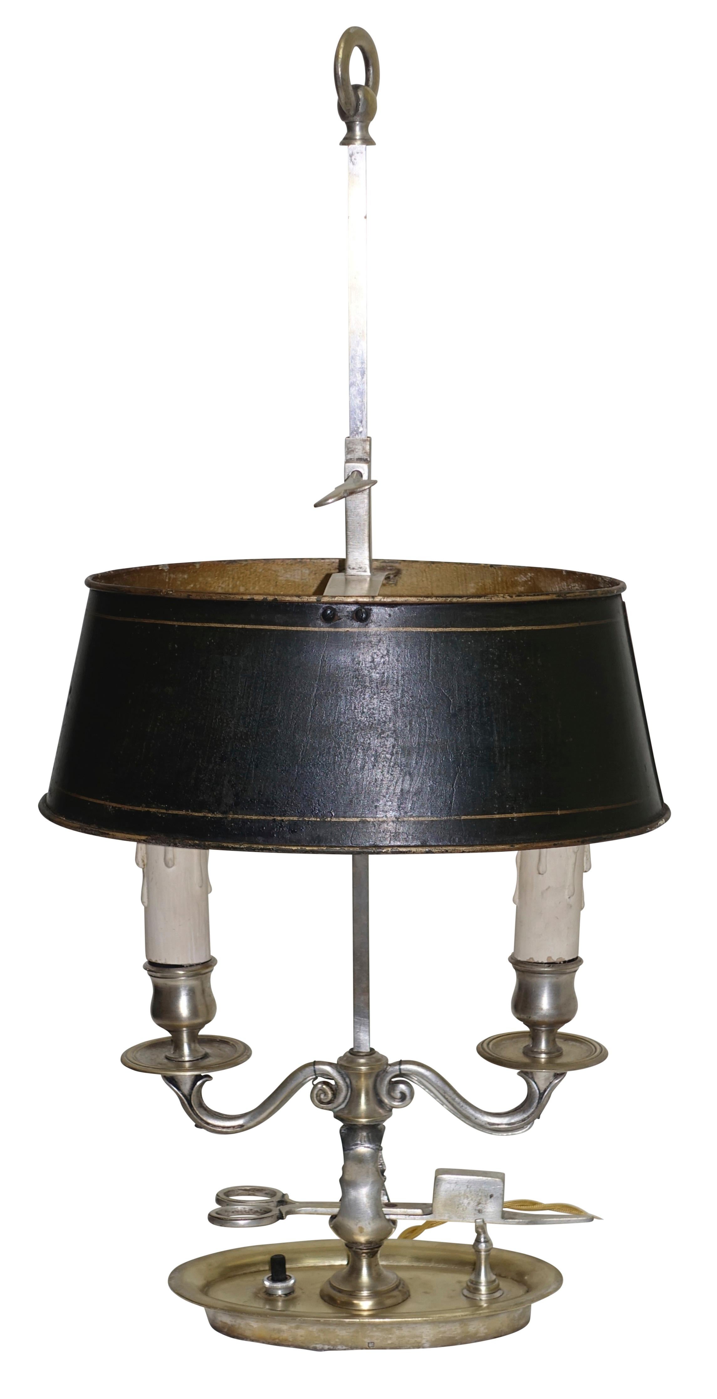Ovale Bouillotte-Lampe aus Nickel und vernickeltem Messing aus der Empirezeit mit zwei Kerzen, jetzt elektrifiziert. Mit schwarz lackiertem, verstellbarem Schirm und ungewöhnlichem Dochthalter, Frankreich, frühes 19. Jahrhundert.