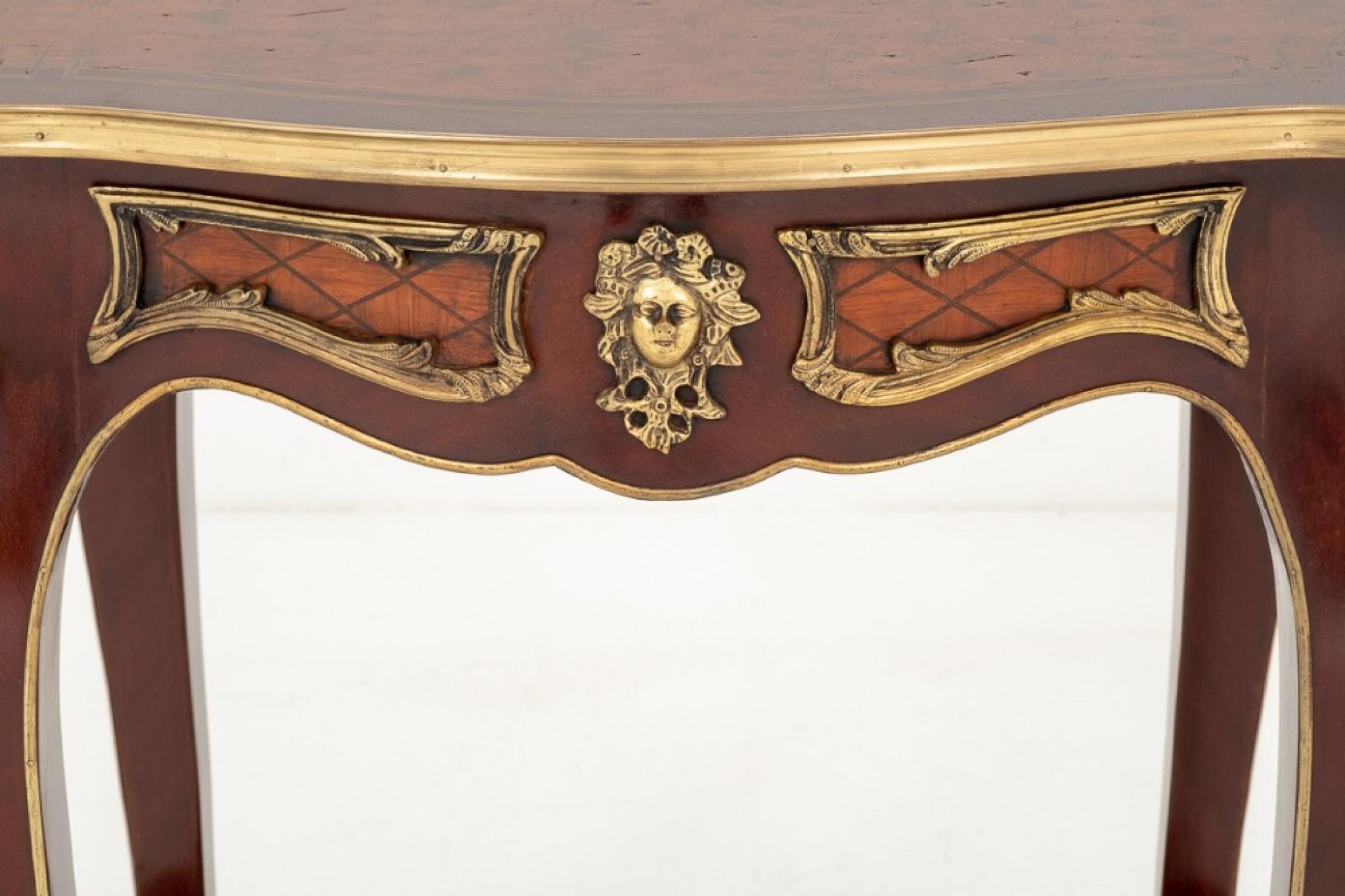 Jolie table d'appoint en acajou.
Circa 1920
Les pieds sont typiquement français avec de jolies pointes en laiton moulé.
Un tiroir doublé en acajou, un dessous de tiroir et un joli plateau en parquet.
L'ensemble de la table comporte des montures et