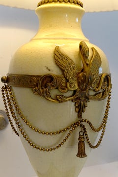 Französische Empire- oder neoklassische Porzellan-Tischlampe mit vergoldetem Metallbeschlägen