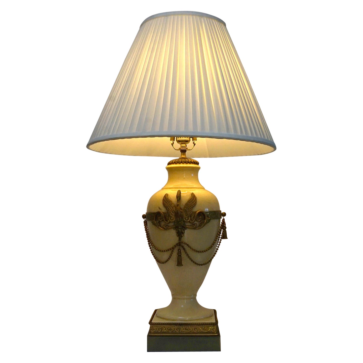 Lampada da tavolo in porcellana dorata in stile Impero o Neoclassico francese con montatura in metallo in vendita