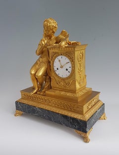 Pendule de cheminée Empire français en bronze doré et marbre de Cupidon