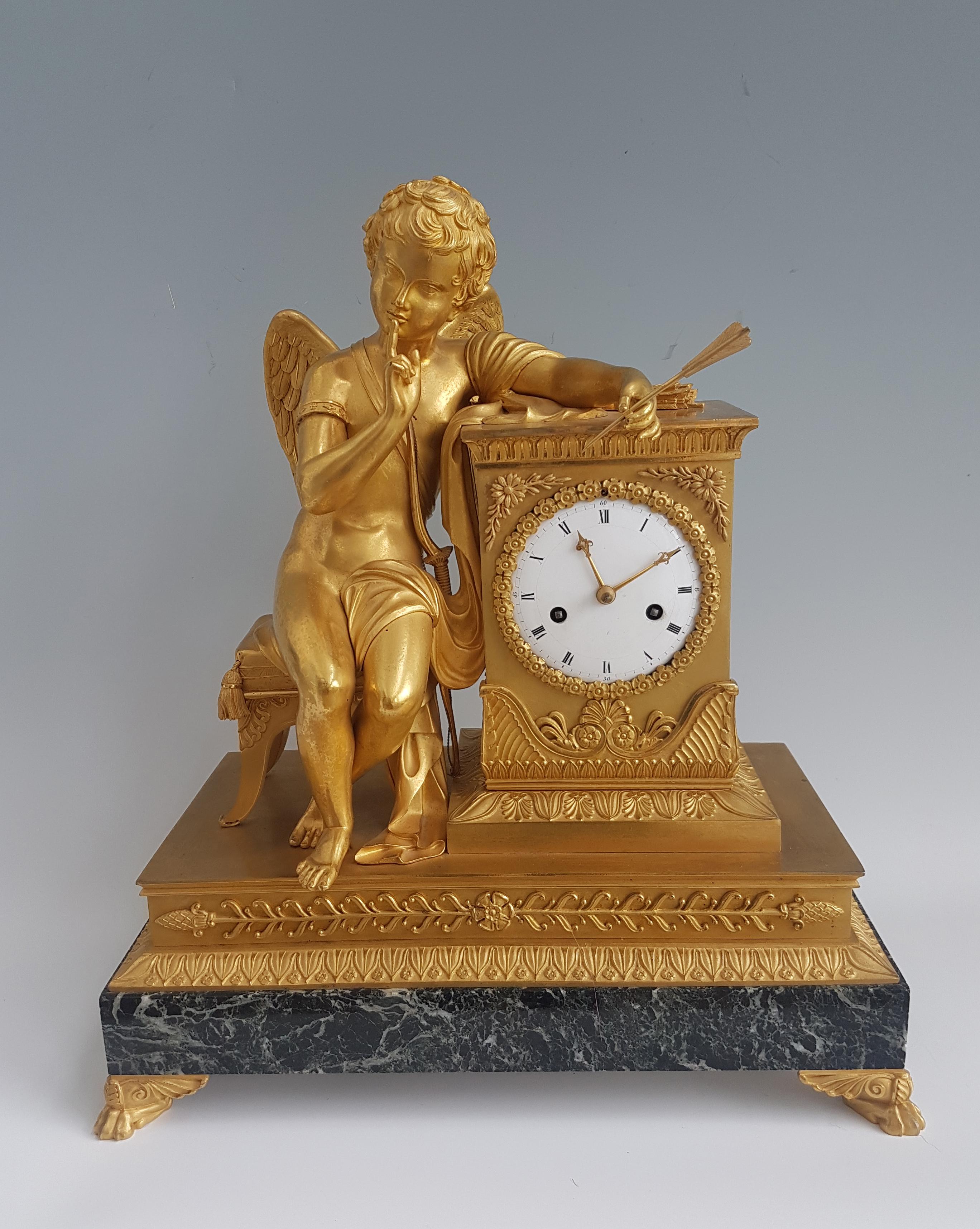 Français Pendule de cheminée Empire français en bronze doré et marbre de Cupidon en vente