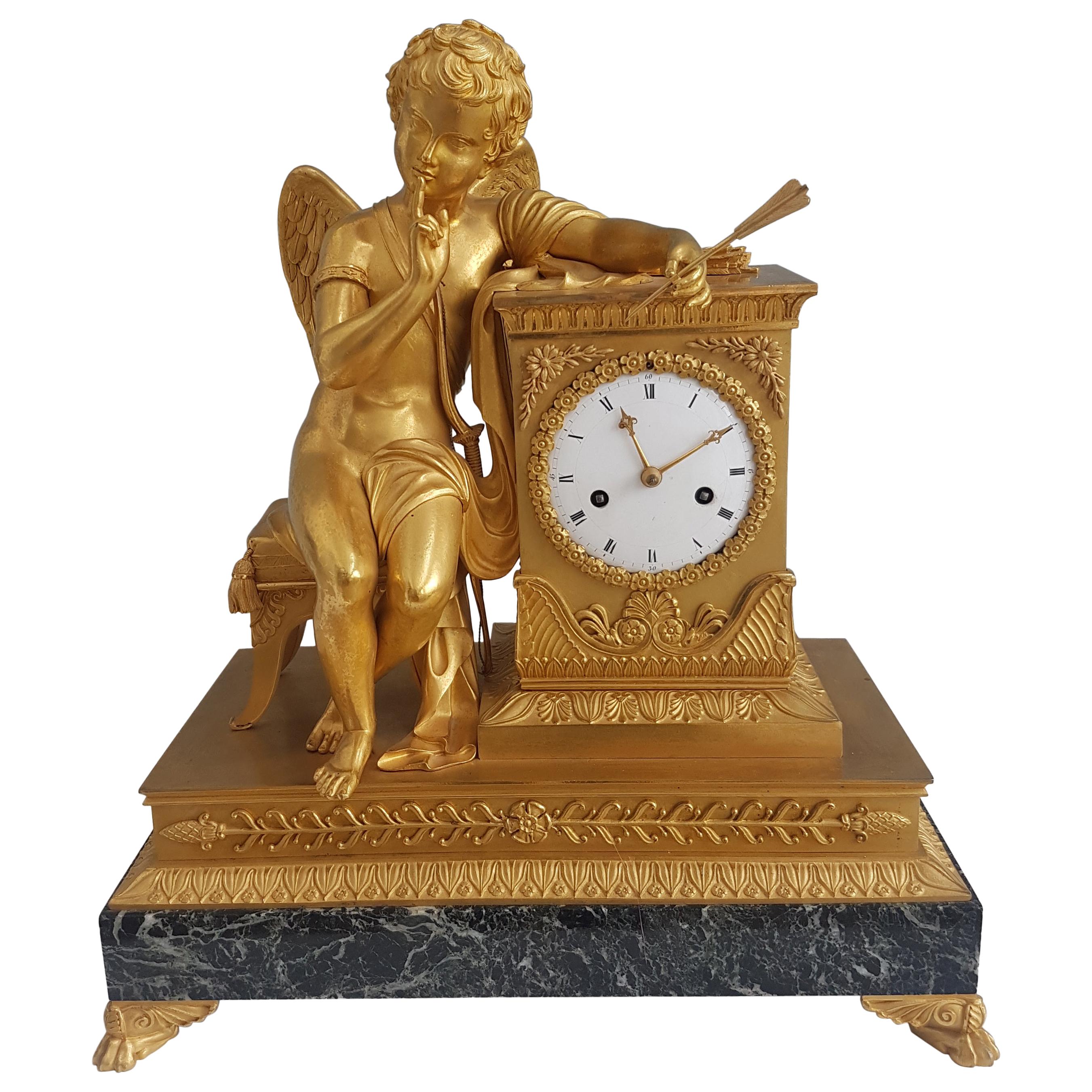 Pendule de cheminée Empire français en bronze doré et marbre de Cupidon en vente