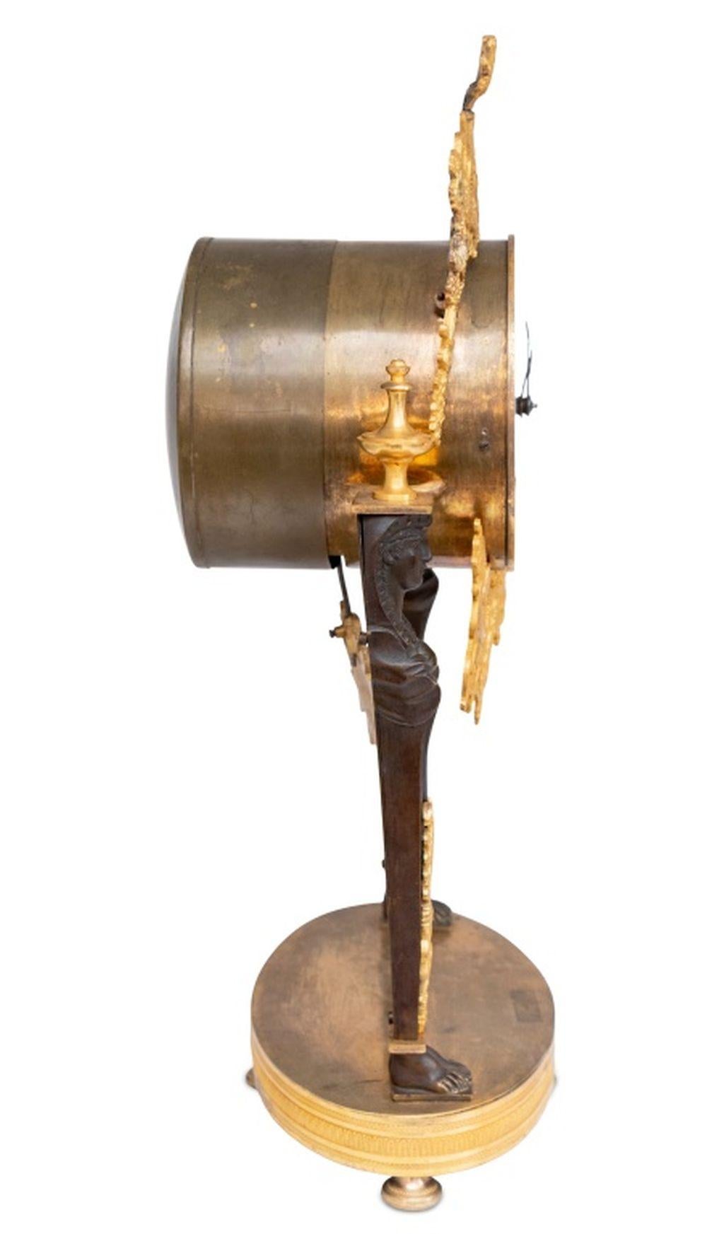 Französische Empireuhr aus Ormolu und patinierter Bronze (Patiniert) im Angebot