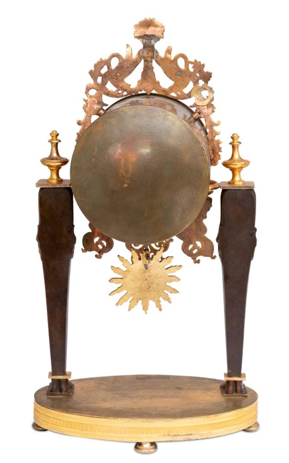 Französische Empireuhr aus Ormolu und patinierter Bronze im Zustand „Gut“ im Angebot in Astoria, NY