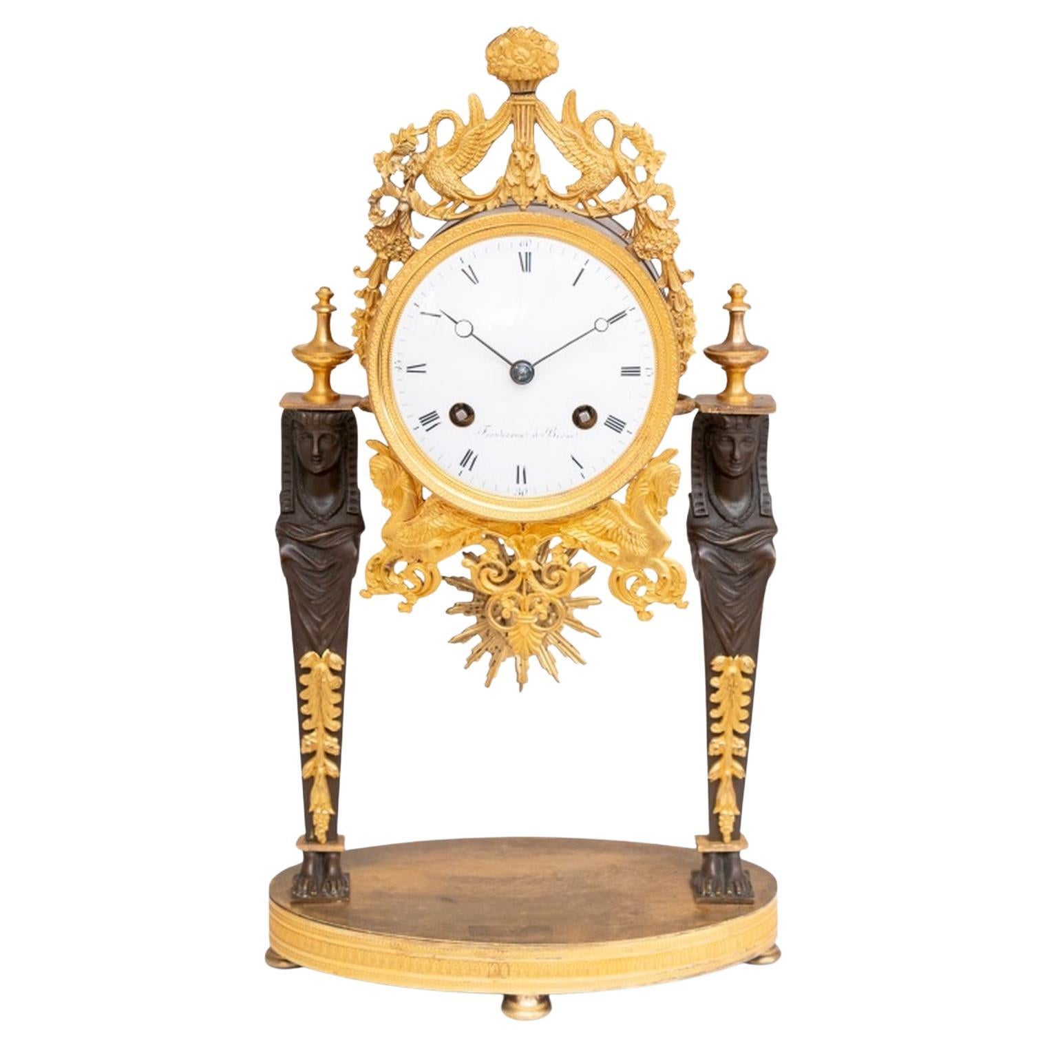 Französische Empireuhr aus Ormolu und patinierter Bronze im Angebot