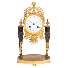Französische Empireuhr aus Ormolu und patinierter Bronze