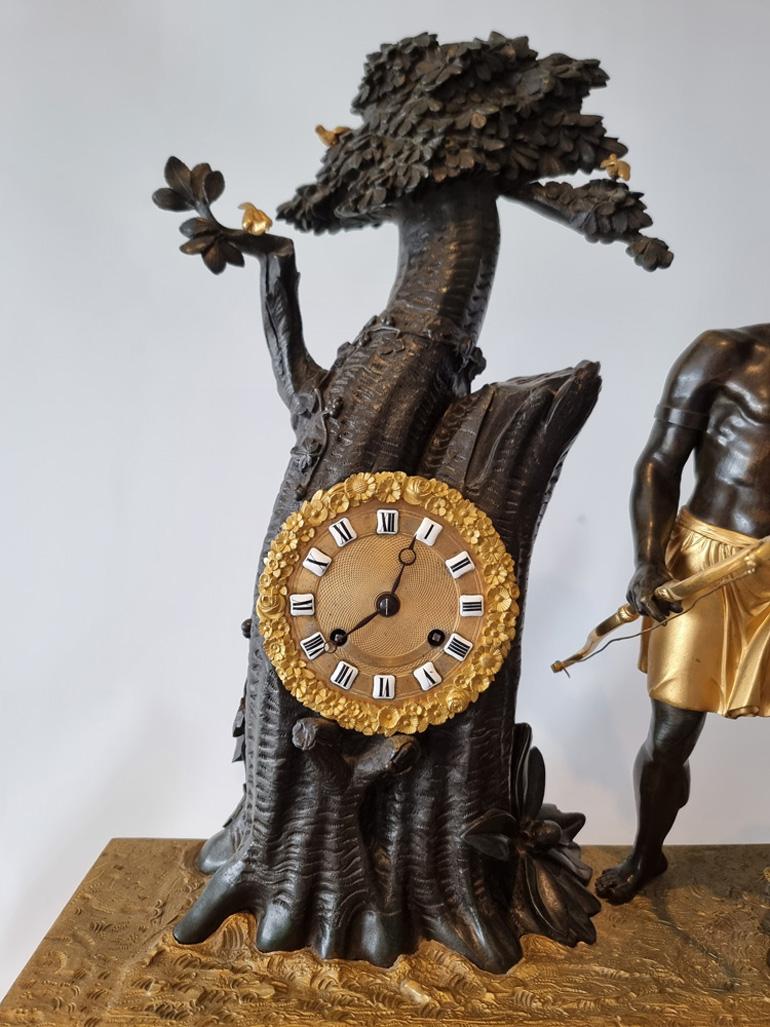 Inizio XIX secolo Orologio da camino francese in bronzo patinato e ormolatura Impero in vendita
