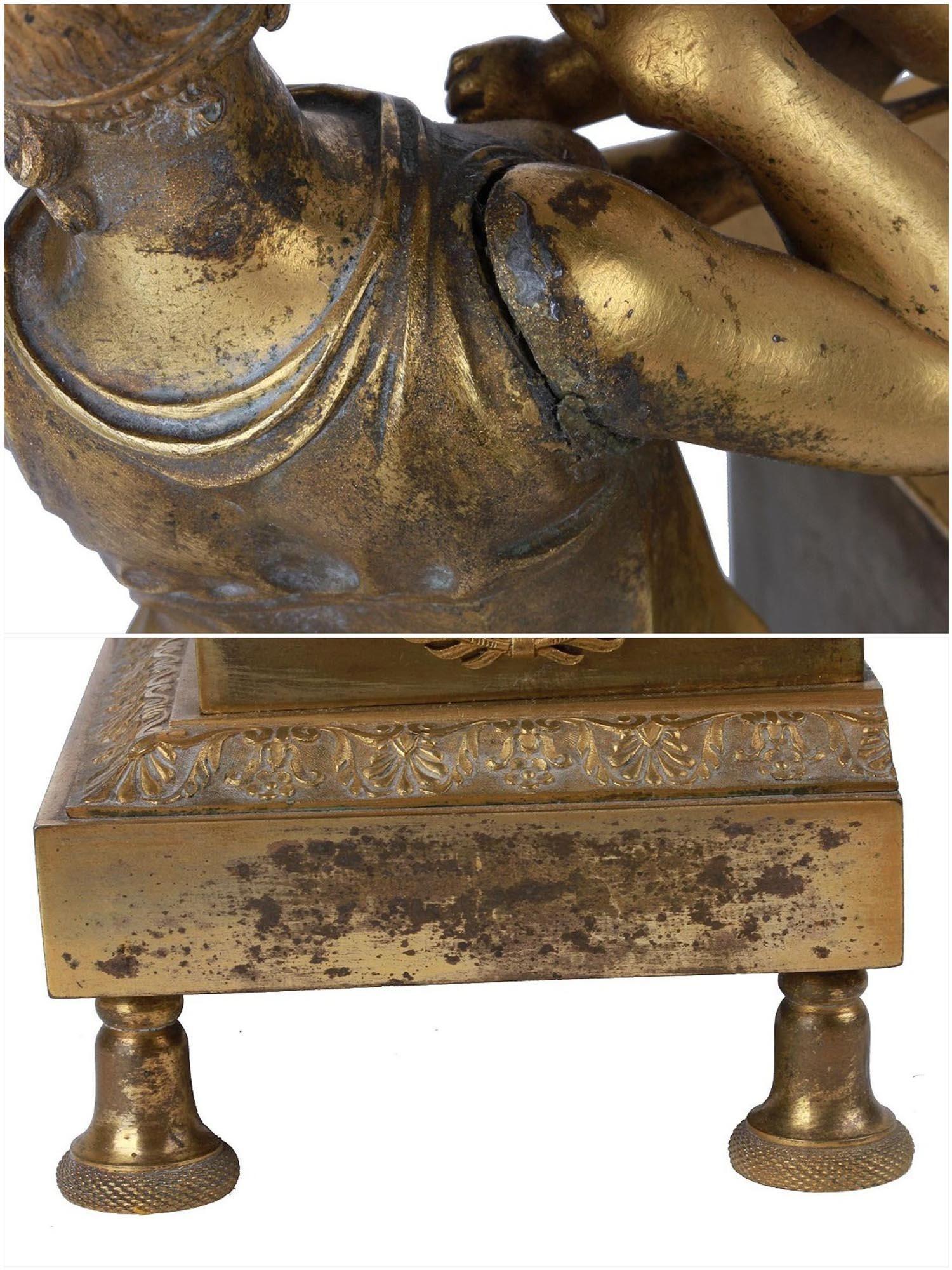 Pendule de cheminée ancienne (début du XIXe siècle) en bronze doré de style Empire représentant une jeune fille néoclassique avec un enfant.  