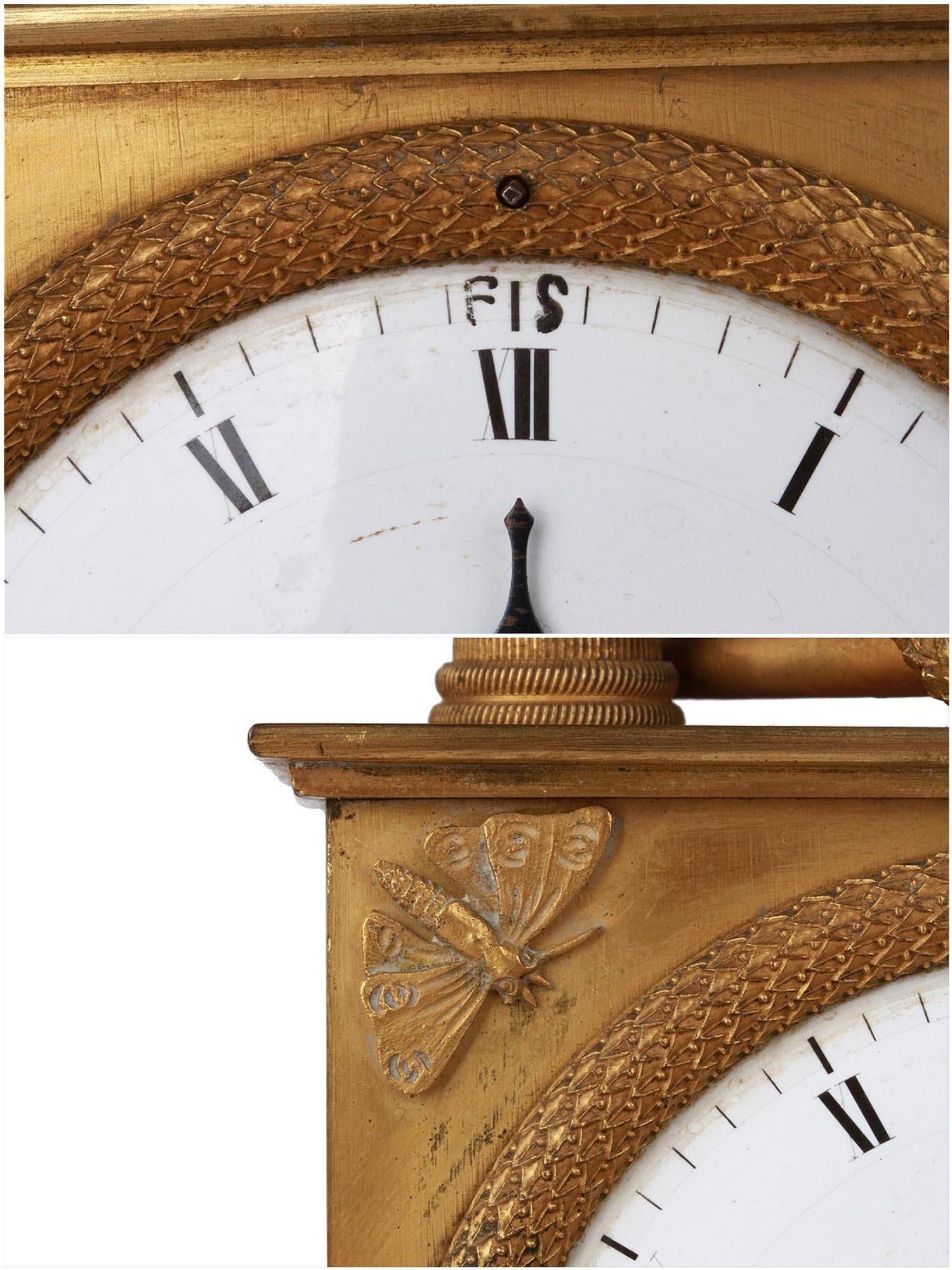 Français Horloge de cheminée Empire en bronze doré en vente
