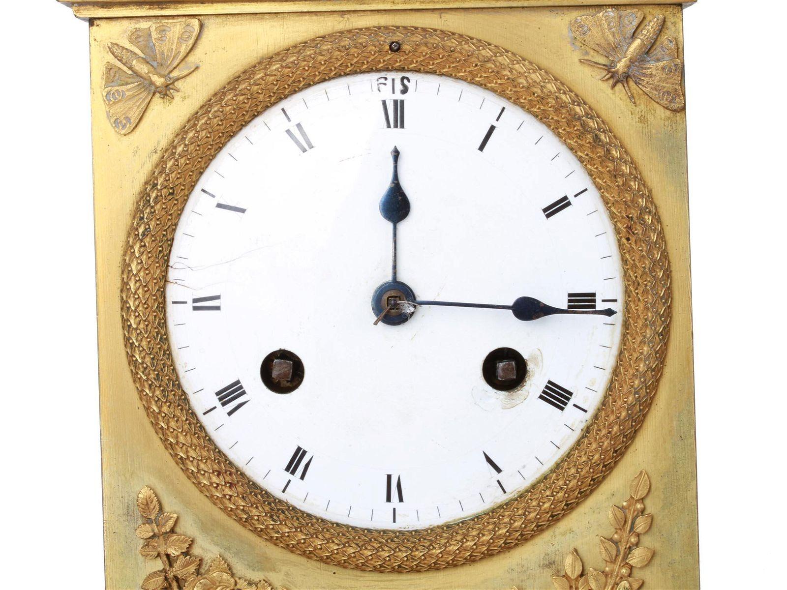 Doré Horloge de cheminée Empire en bronze doré en vente