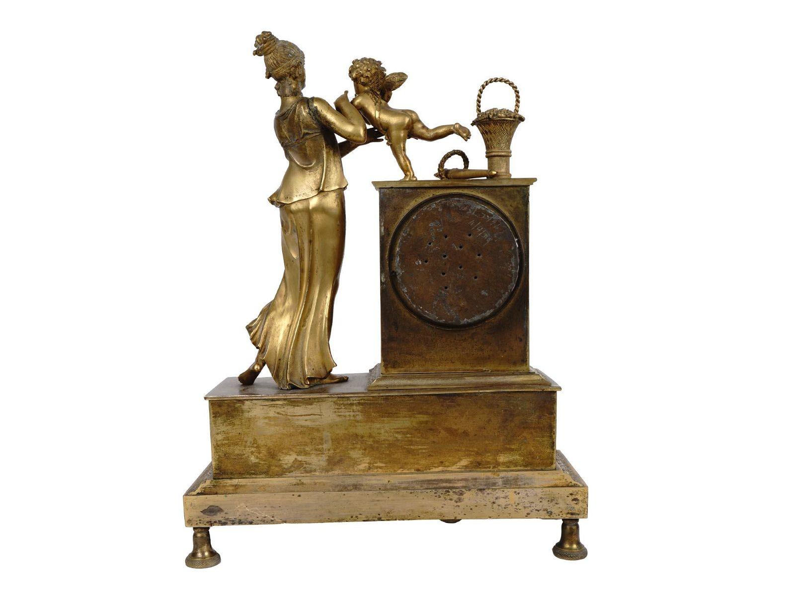 XIXe siècle Horloge de cheminée Empire en bronze doré en vente