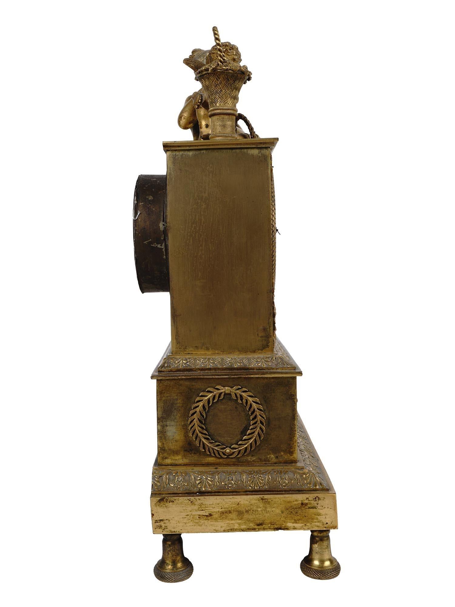 Horloge de cheminée Empire en bronze doré en vente 1
