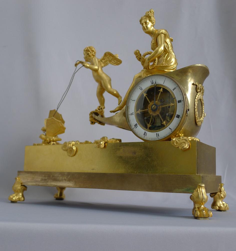 Français Horloge de Chariot Empire française en bronze doré signée Ravrio en vente