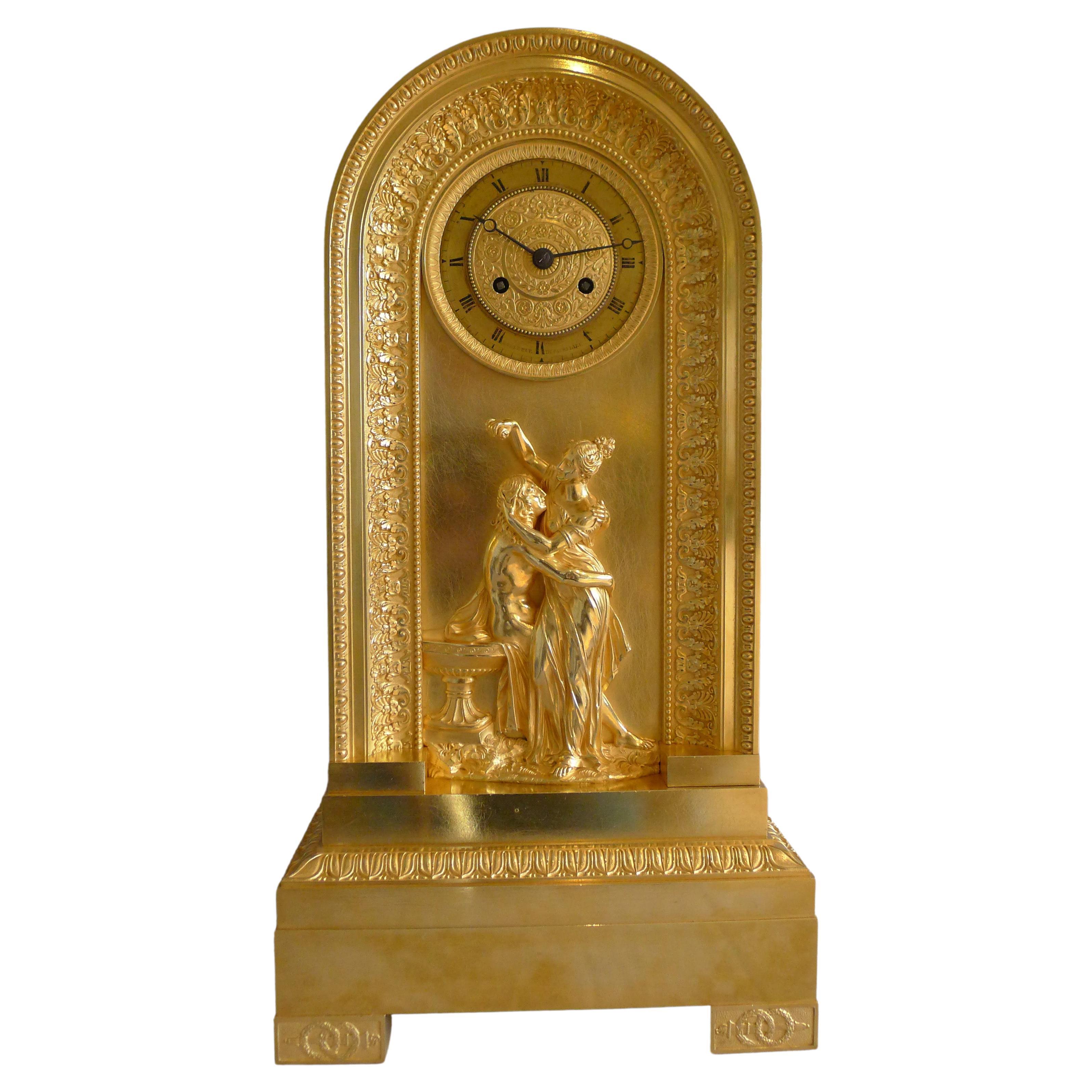 Horloge Empire français en bronze doré de forme née et de héros et de léander