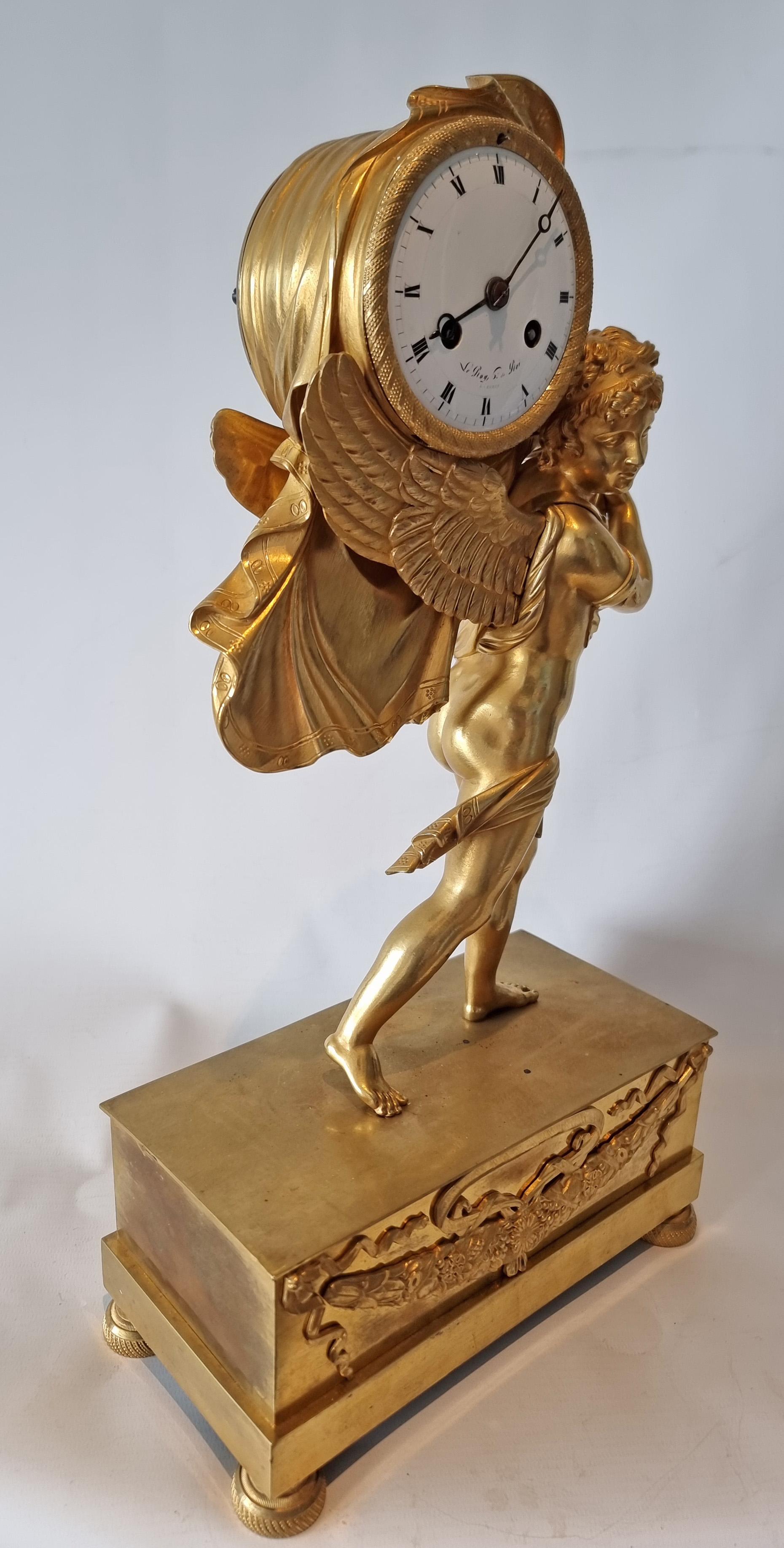 Reloj de sobremesa de Ormolu según un diseño de Thomire. Este tema  se repite constantemente durante el periodo del Directorio y el Imperio. Se sabe que Thomire utilizó este modelo. La calidad del ormolu y la forma en que se ha trabajado para dar